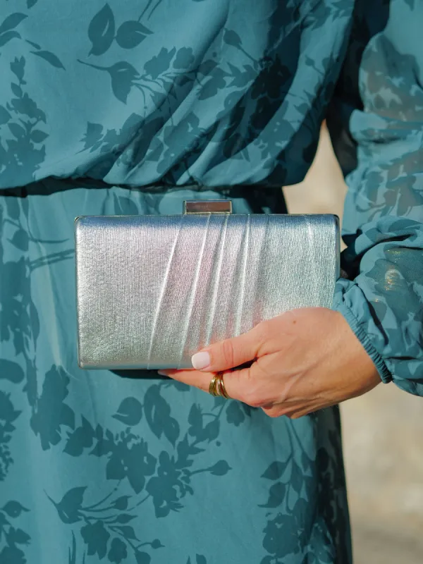 Clutch bandas plateado sold by Sorellas