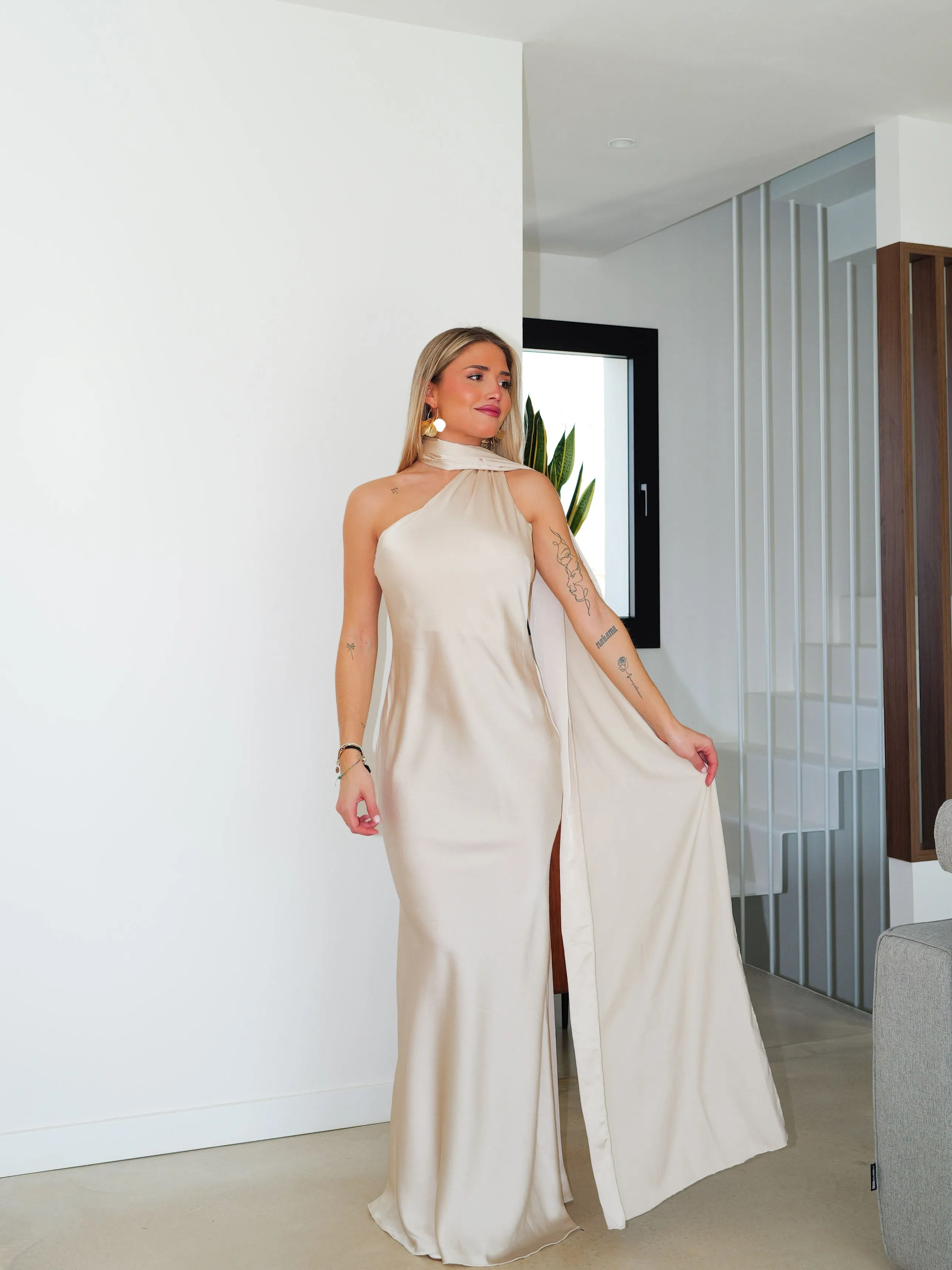 Vestido largo raso choker beige sold by Sorellas