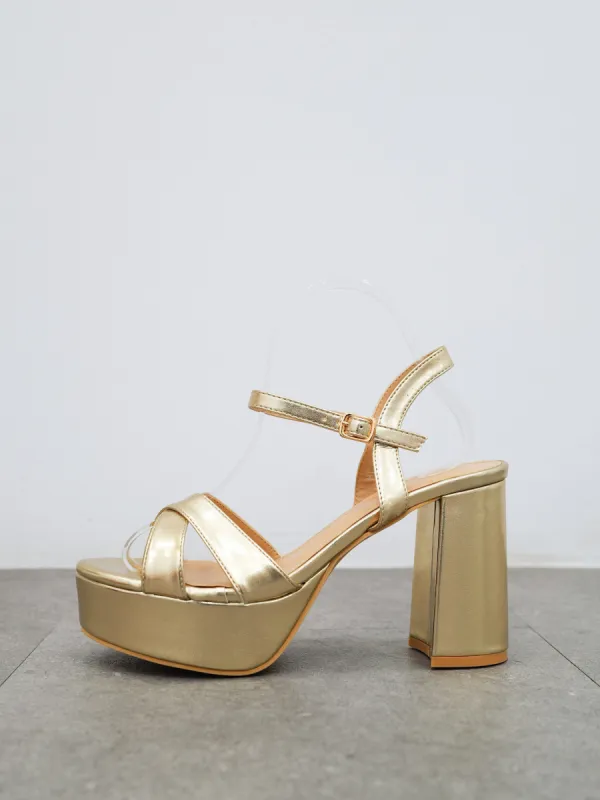 Sandalia bandas cruzadas dorada sold by Sorellas