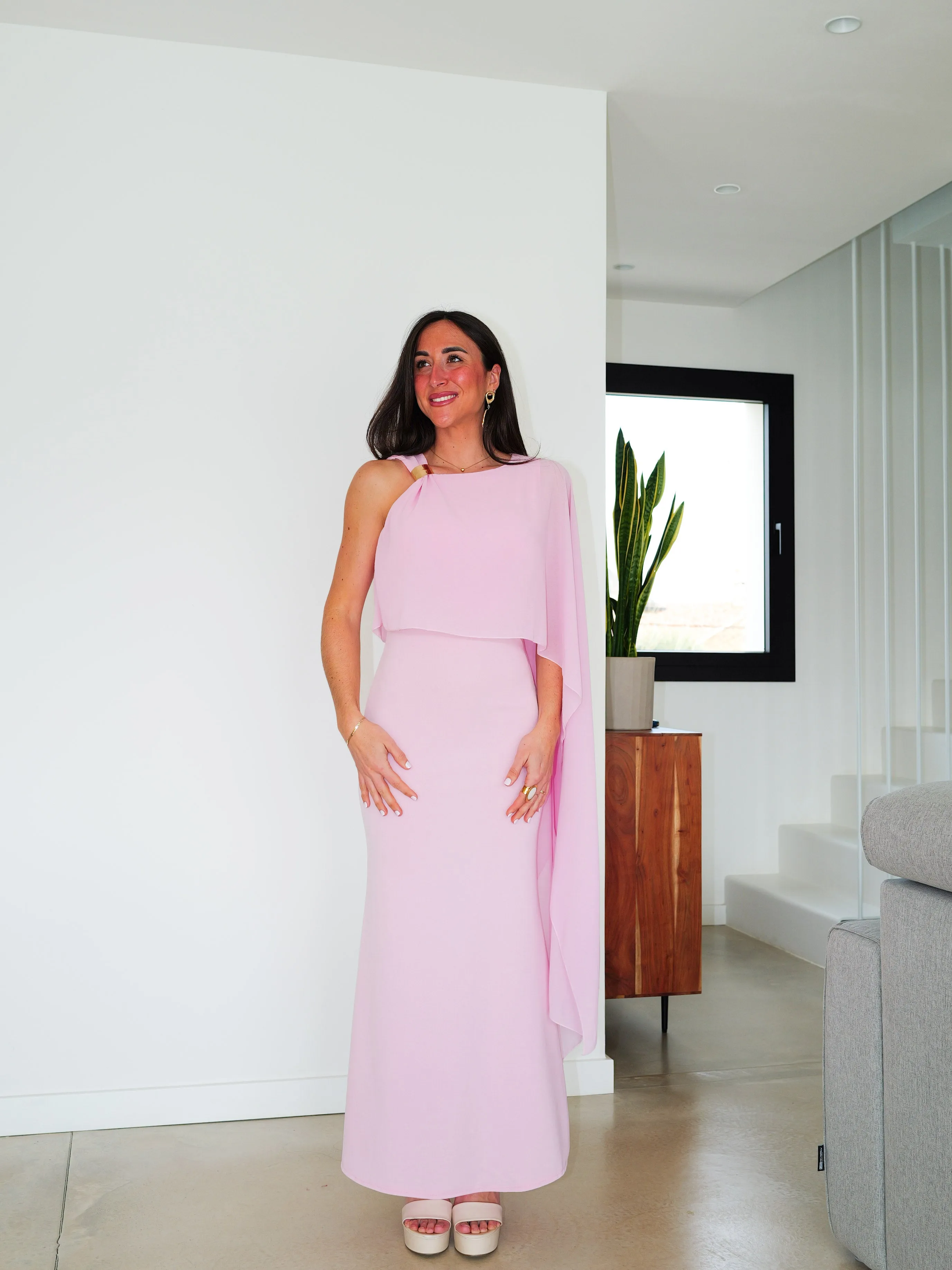 Vestido detalle capa rosa sold by Sorellas