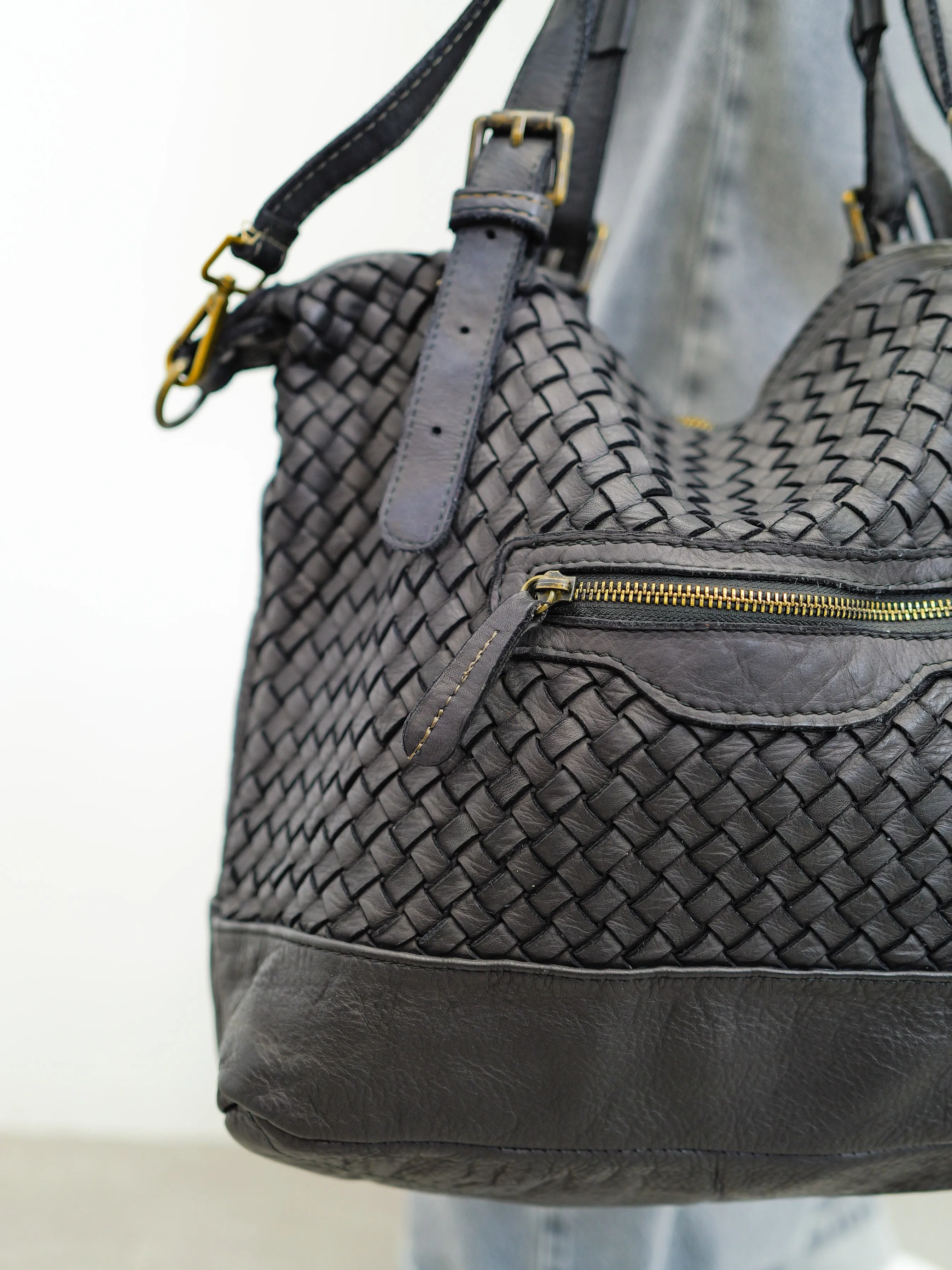 Bolso grande trenzado negro sold by Sorellas product image thumbnail 3