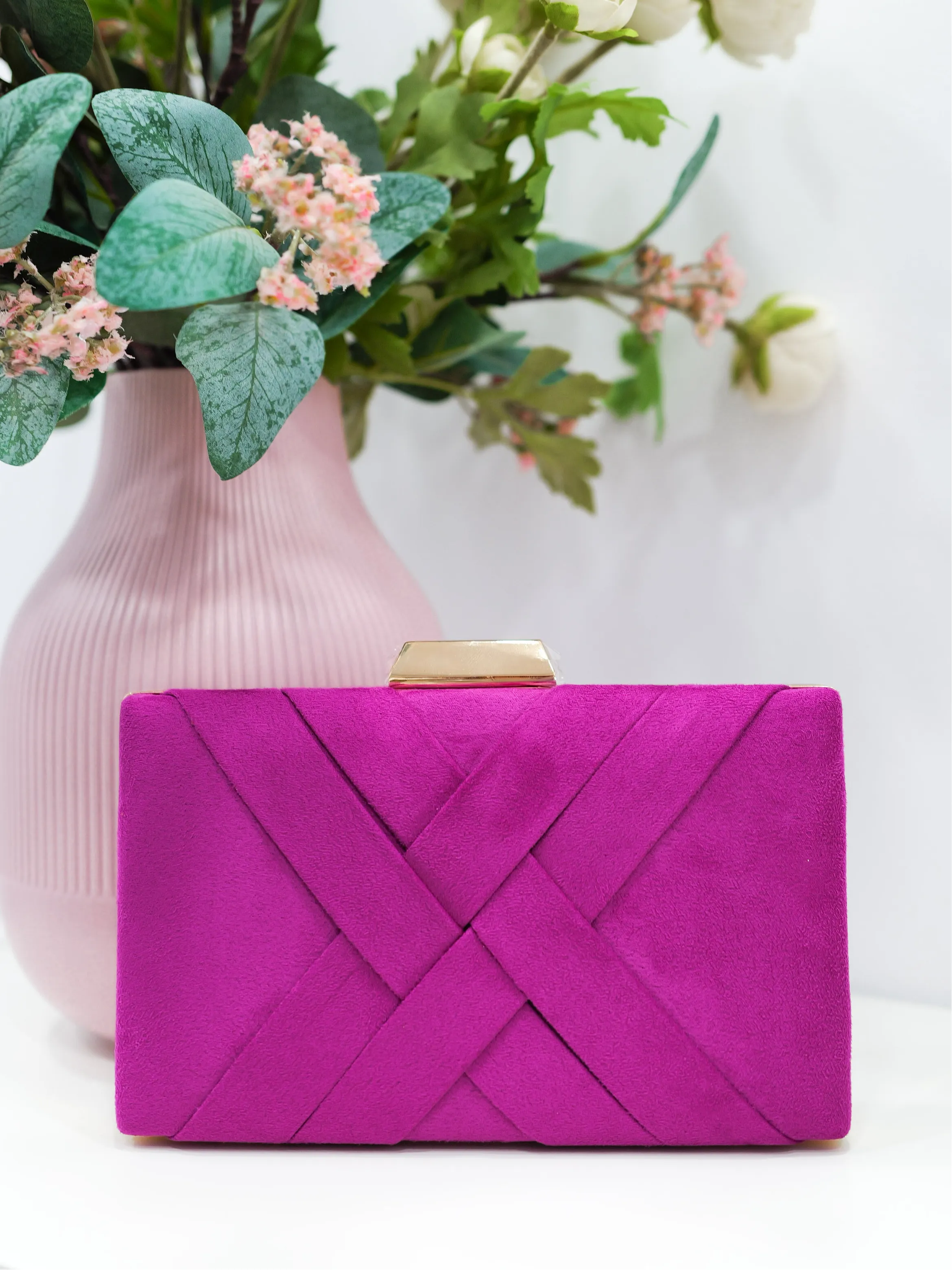 Clutch trenzado amarena sold by Sorellas