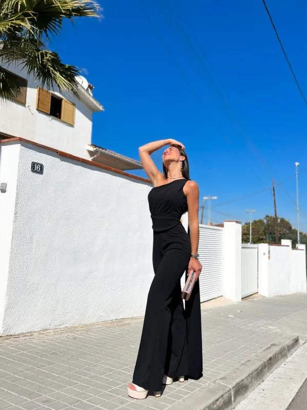 Mono asimétrico capa negro sold by Sorellas