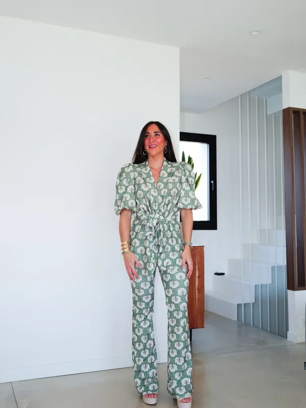 Conjunto traje estampado verde sold by Sorellas