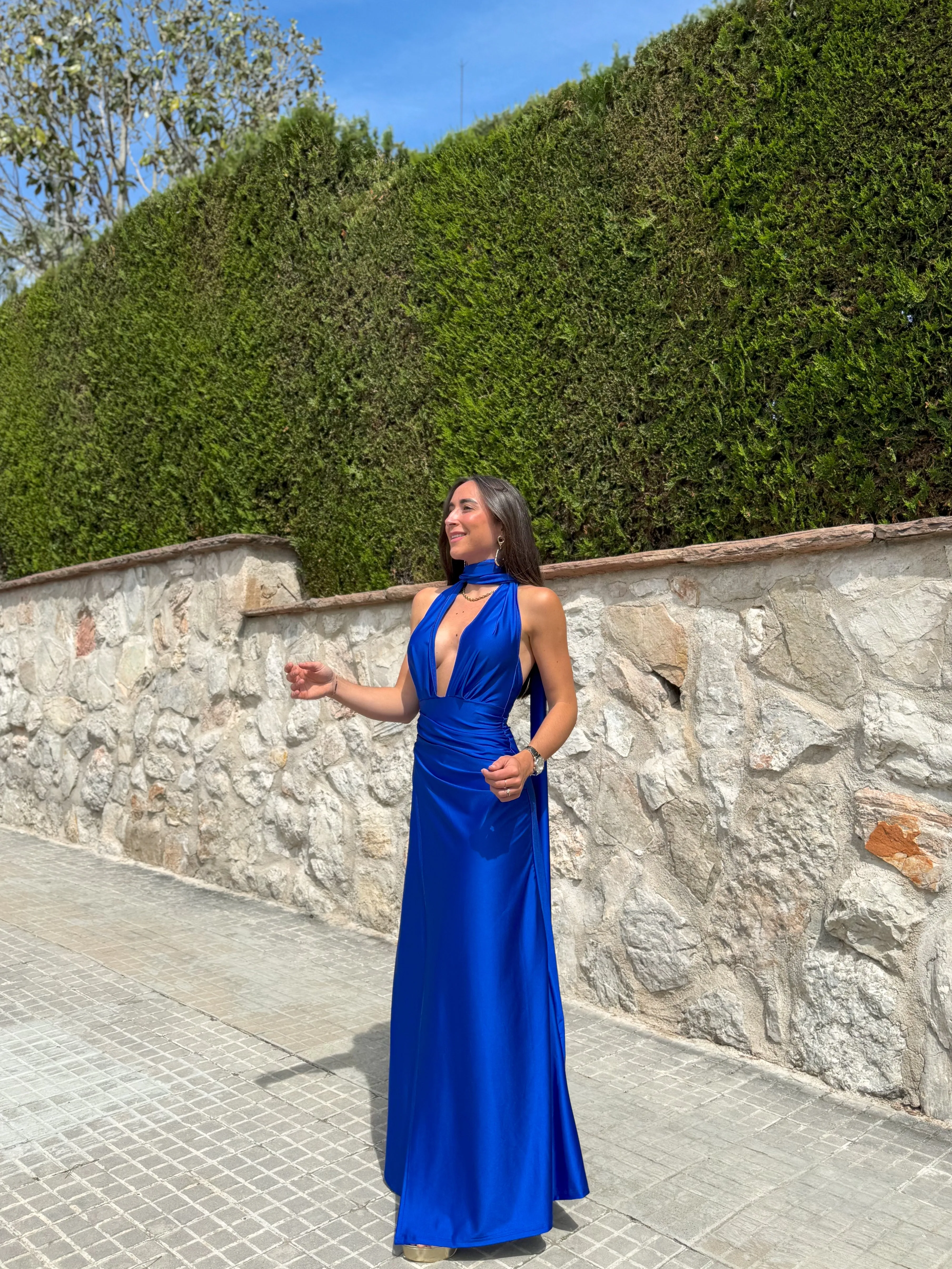 Vestido pico choker satin azul sold by Sorellas