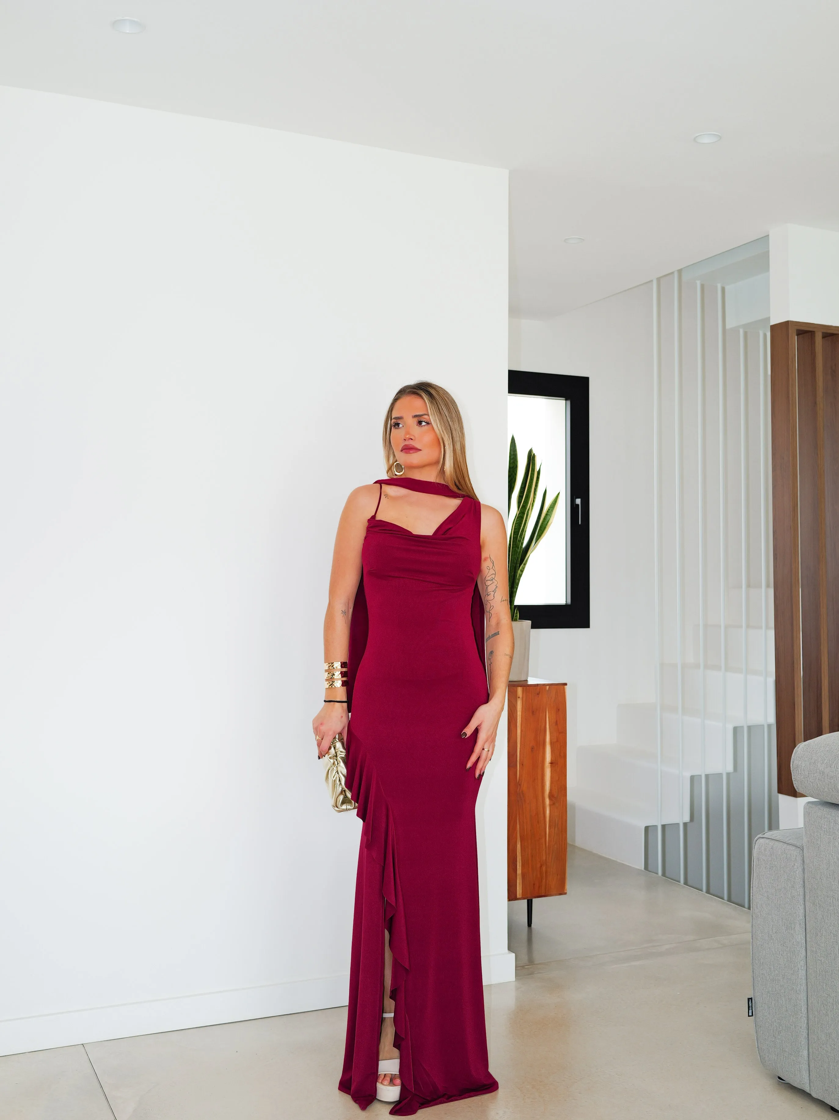 Vestido volante asim choker burdeos sold by Sorellas