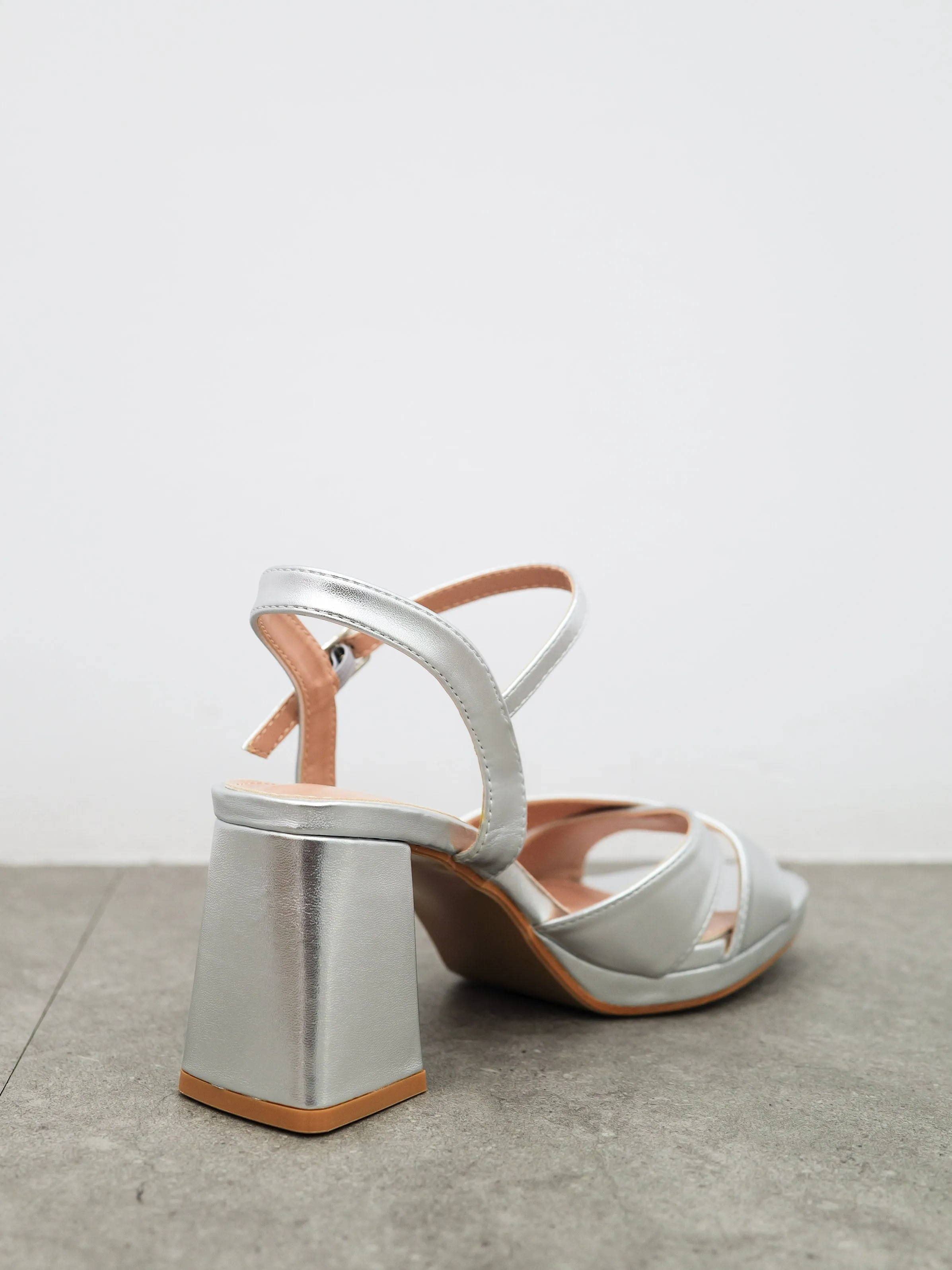 Sandalia baja bandas entrelazadas plata sold by Sorellas product image thumbnail 2