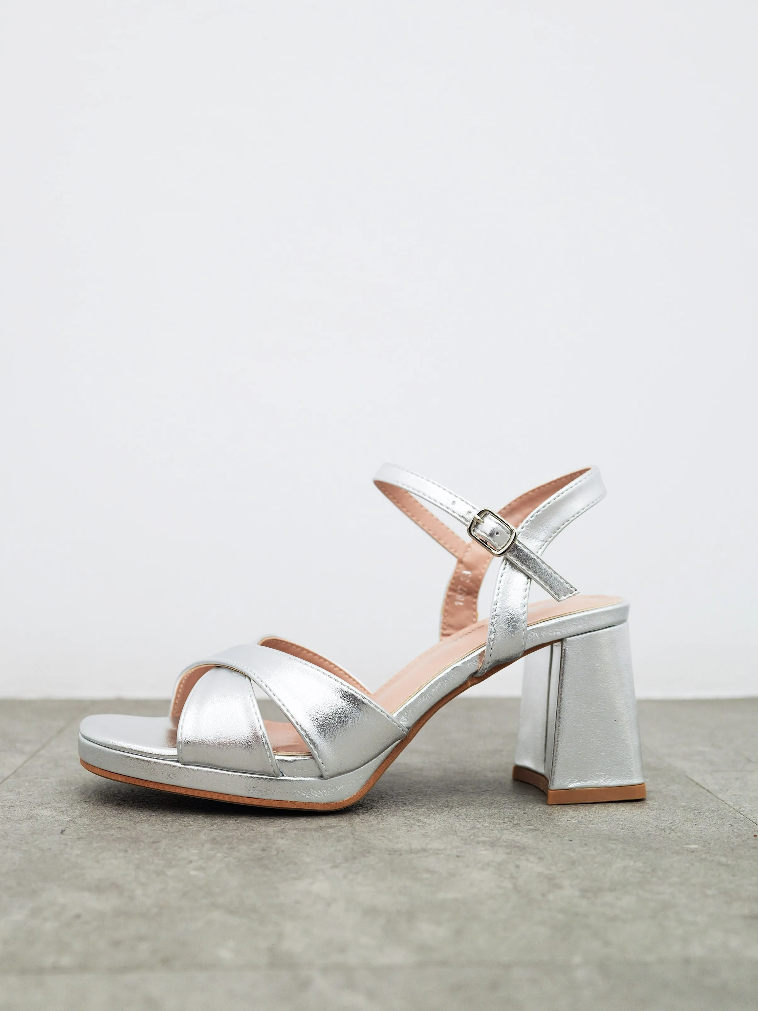 Sandalia baja bandas entrelazadas plata sold by Sorellas