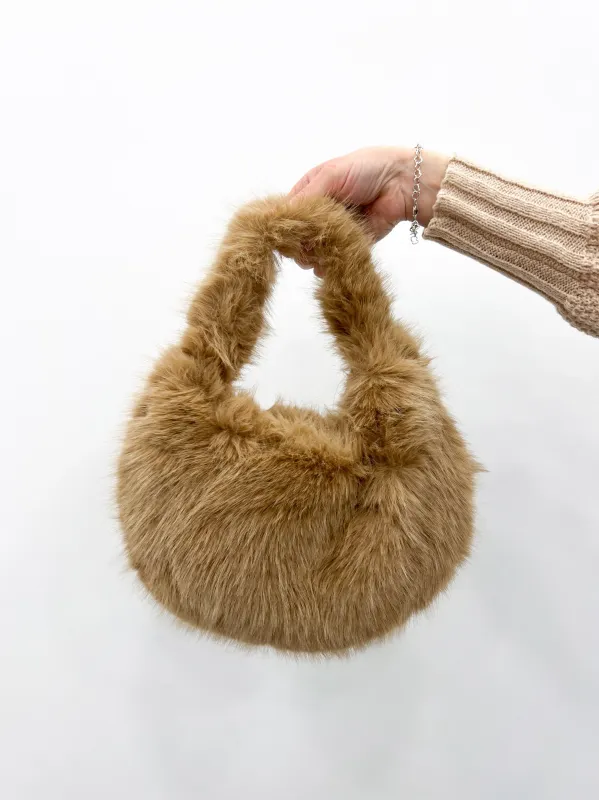 Bolso pelo taupe sold by Sorellas