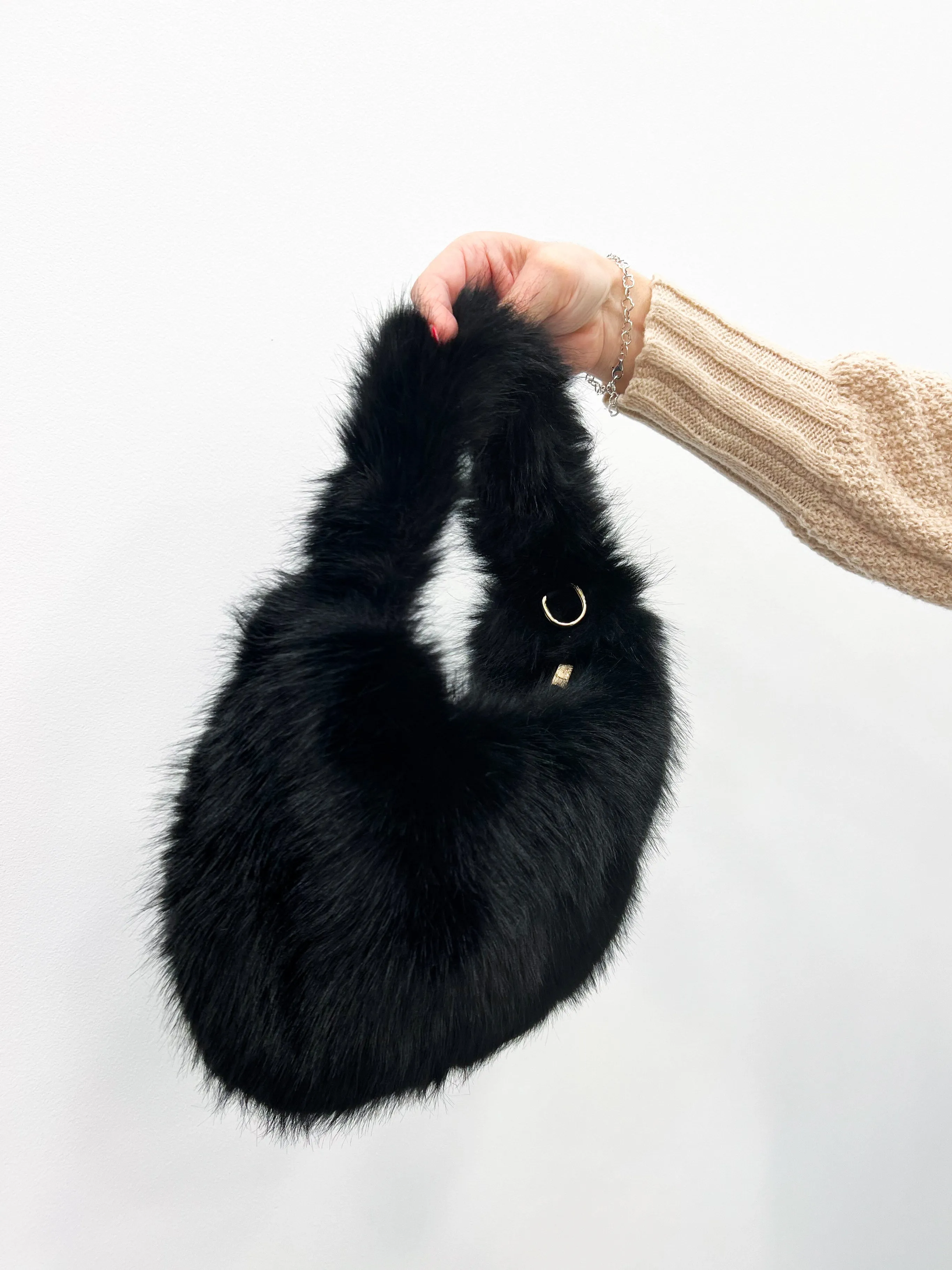 Bolso pelo negro sold by Sorellas product image thumbnail 3