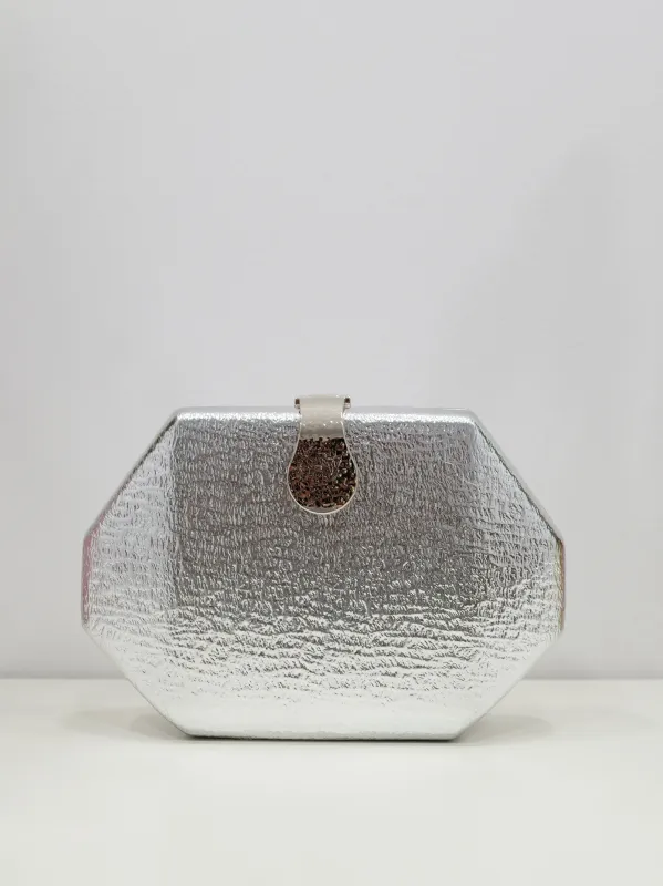 Clutch textura cierre plateado sold by Sorellas