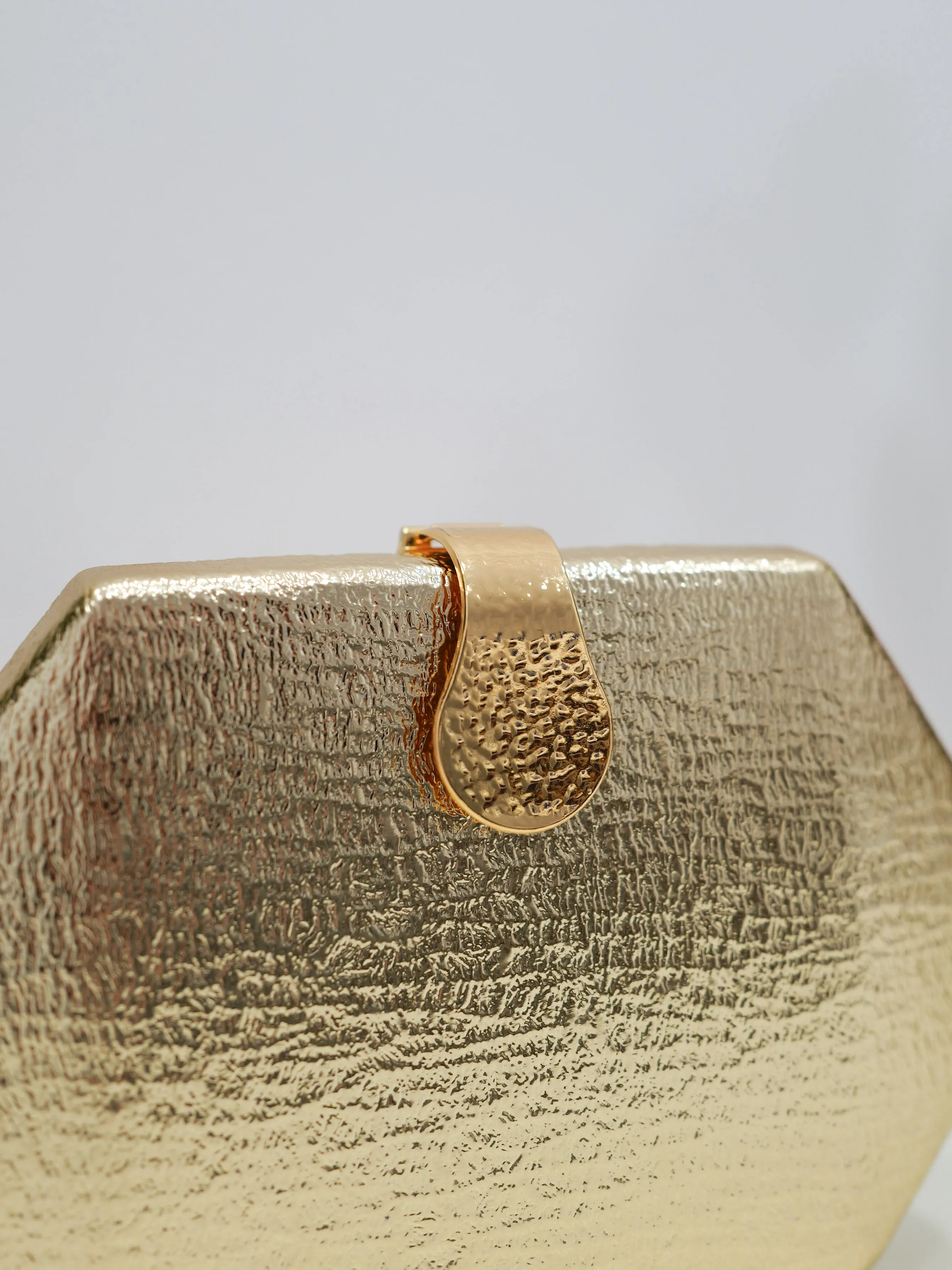 Clutch textura cierre dorado sold by Sorellas product image thumbnail 4