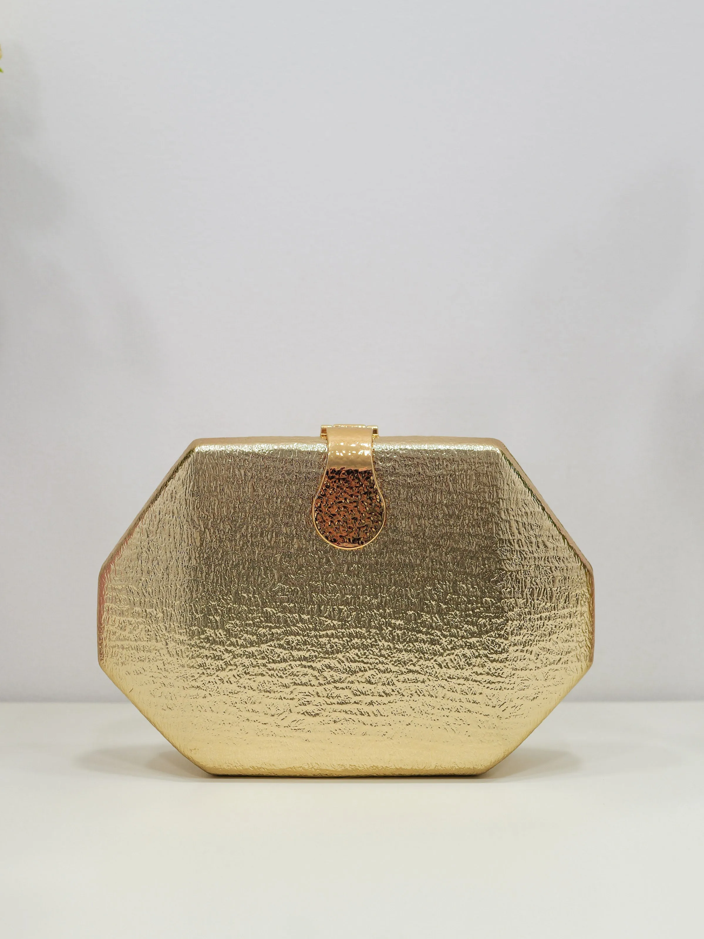 Clutch textura cierre dorado sold by Sorellas