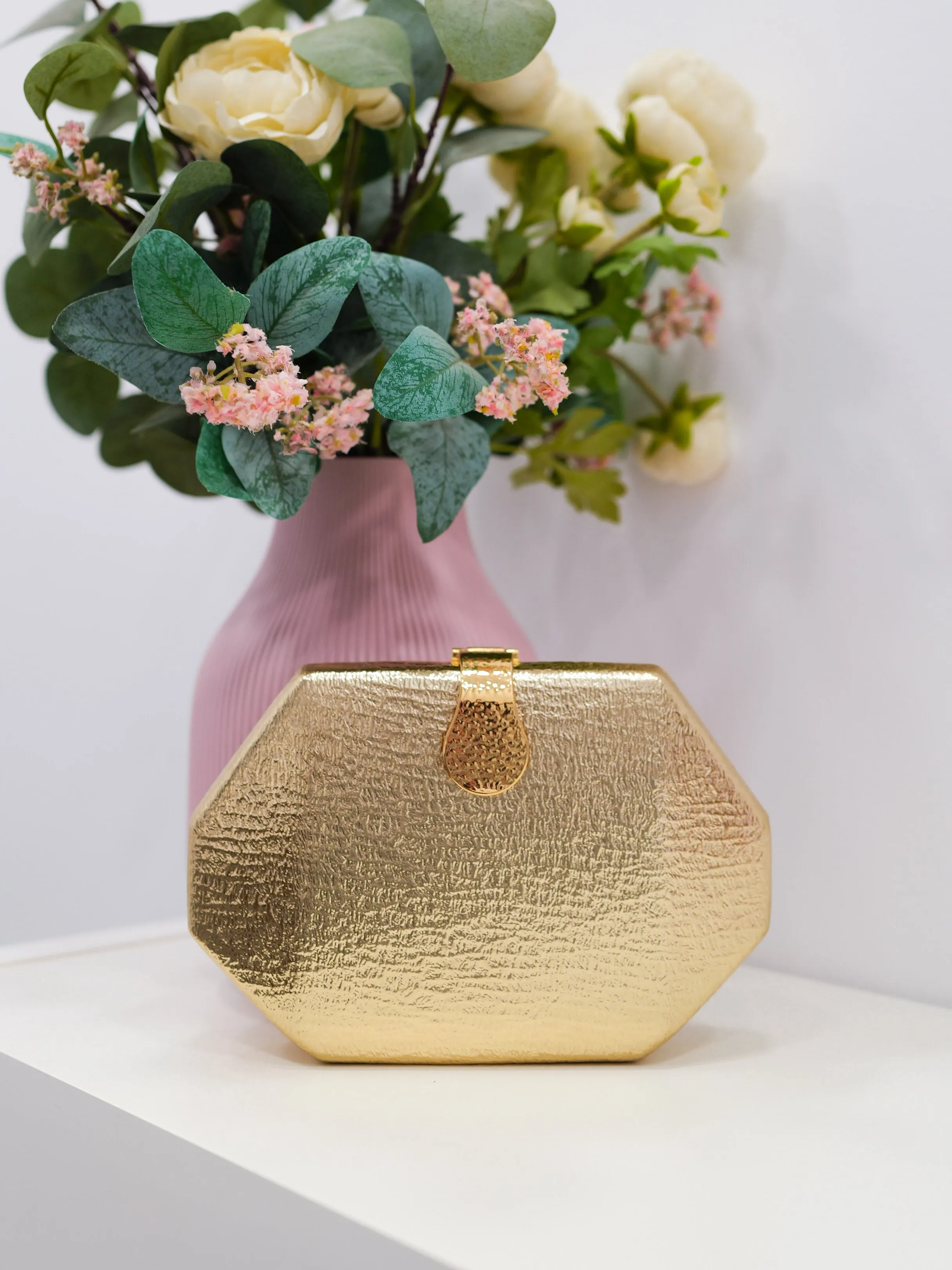 Clutch textura cierre dorado sold by Sorellas product image thumbnail 3