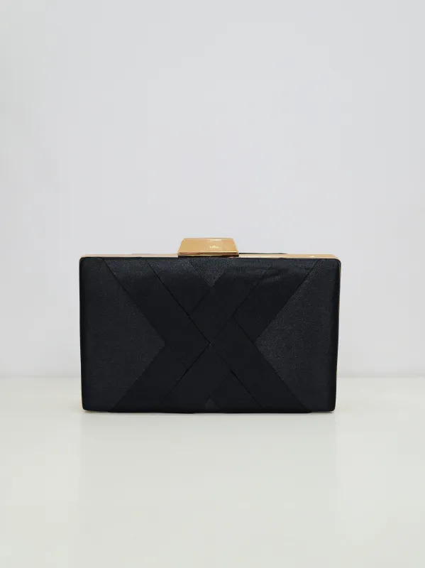 Clutch satinado negro sold by Sorellas