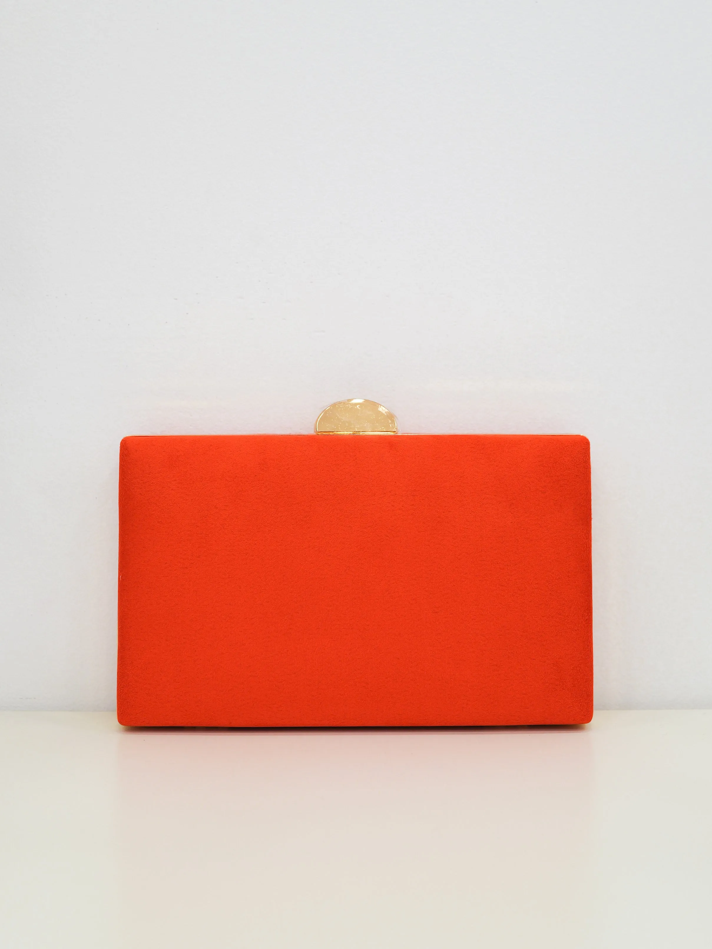 Clutch horizontal redondo naranja sold by Sorellas