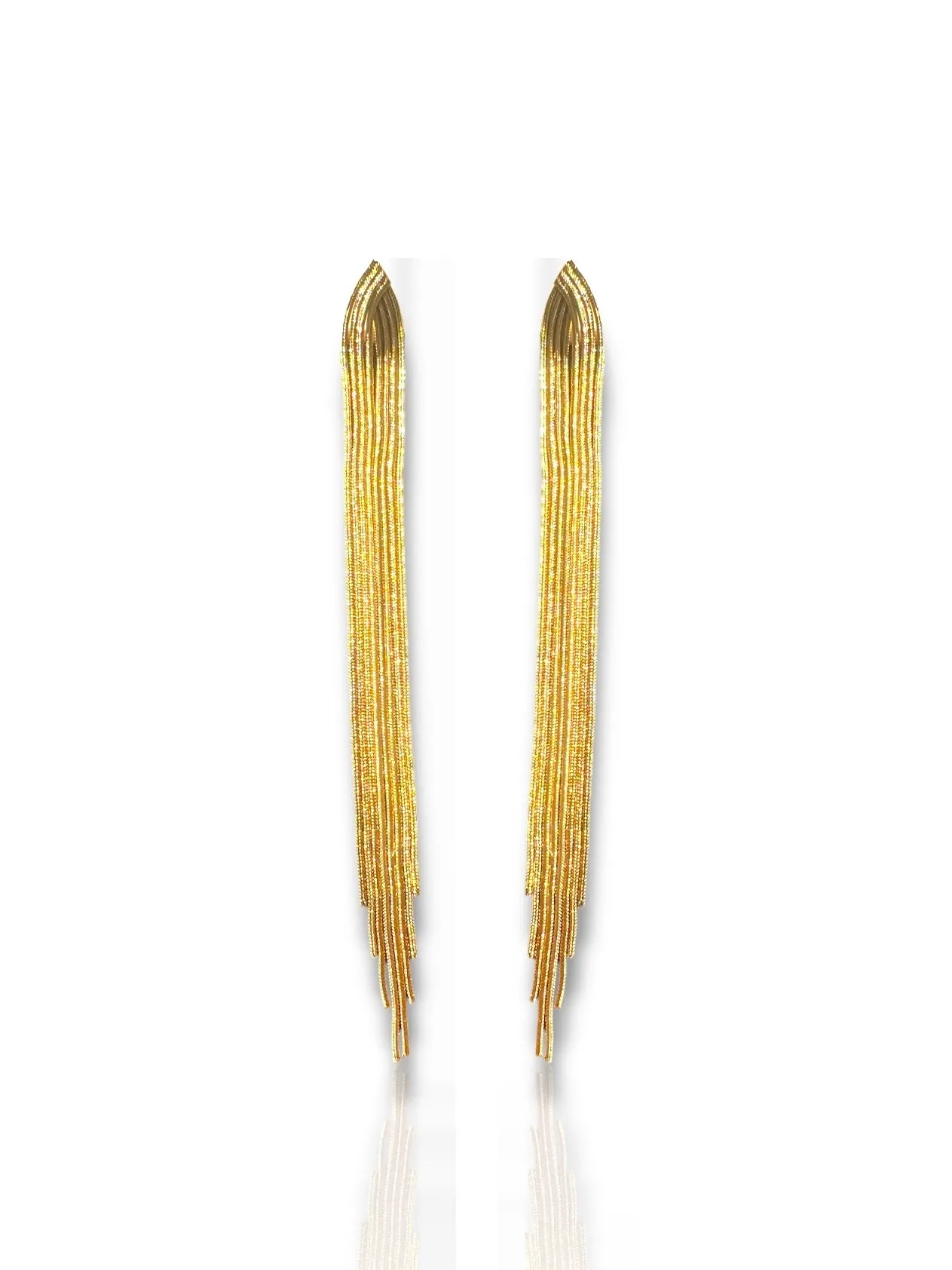 Pendientes triángulo cascada dorado sold by Sorellas