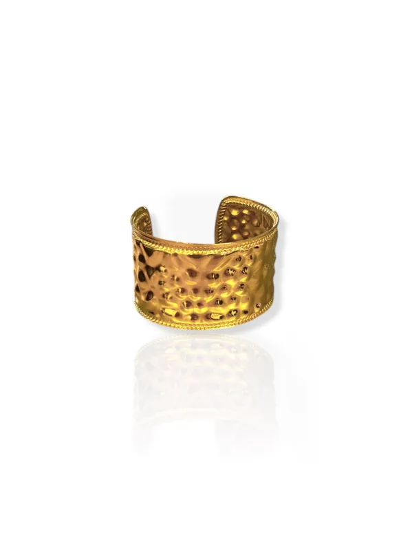 Brazalete efecto picado dorado sold by Sorellas
