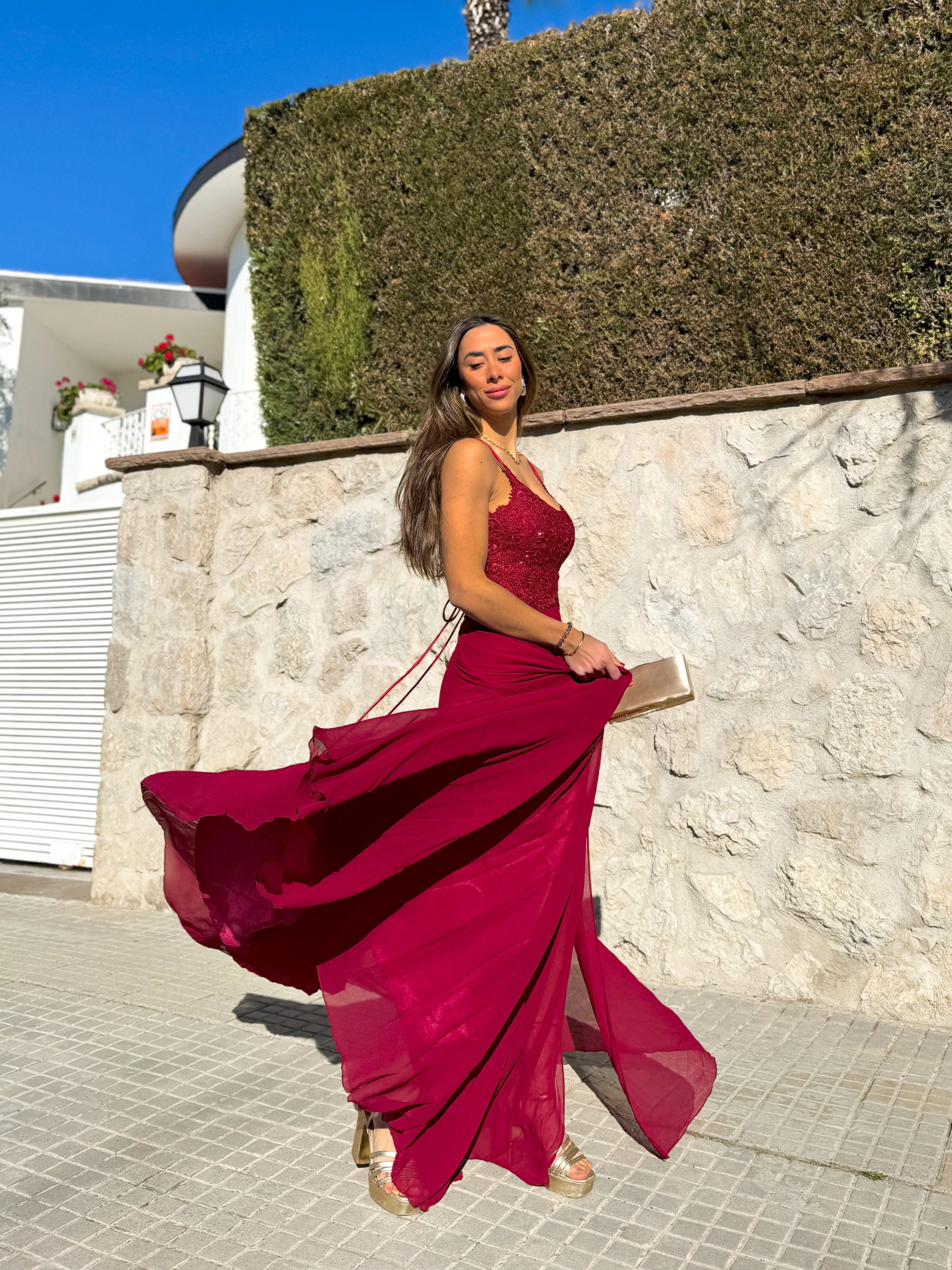 Vestido crepe encaje brillos burdeos sold by Sorellas