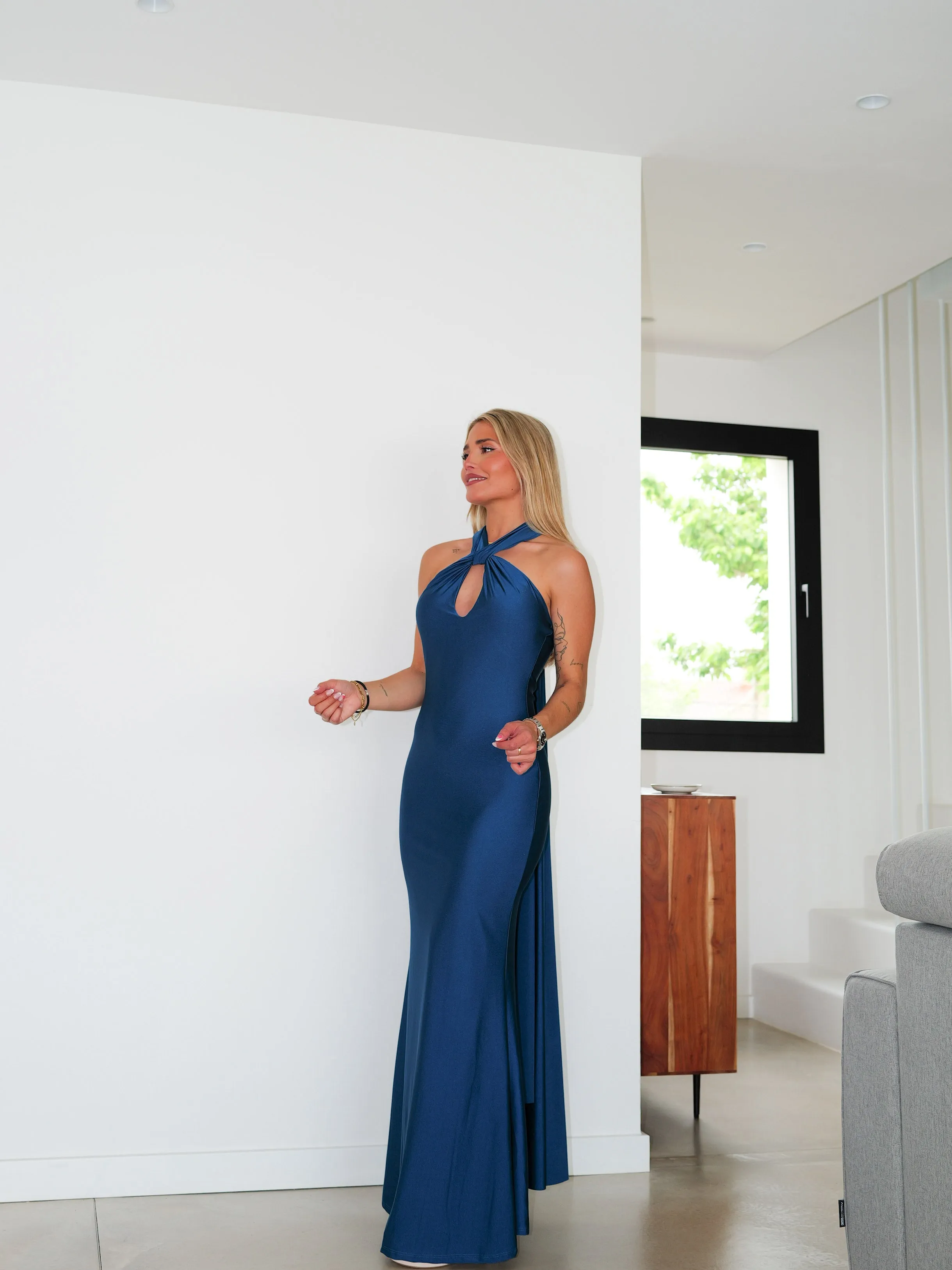 Vestido largo halter nudo cruzado petroleo sold by Sorellas product image thumbnail 5