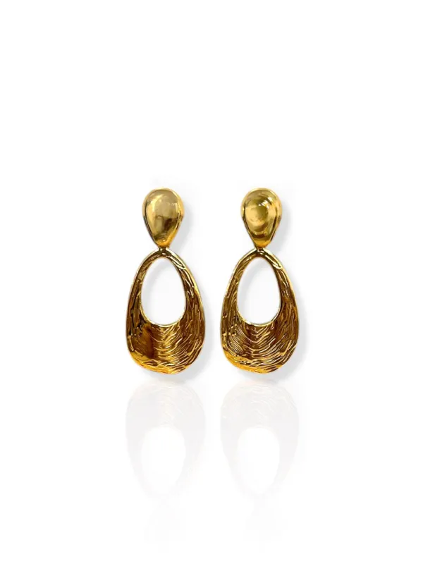 Pendientes efecto gota dorada sold by Sorellas