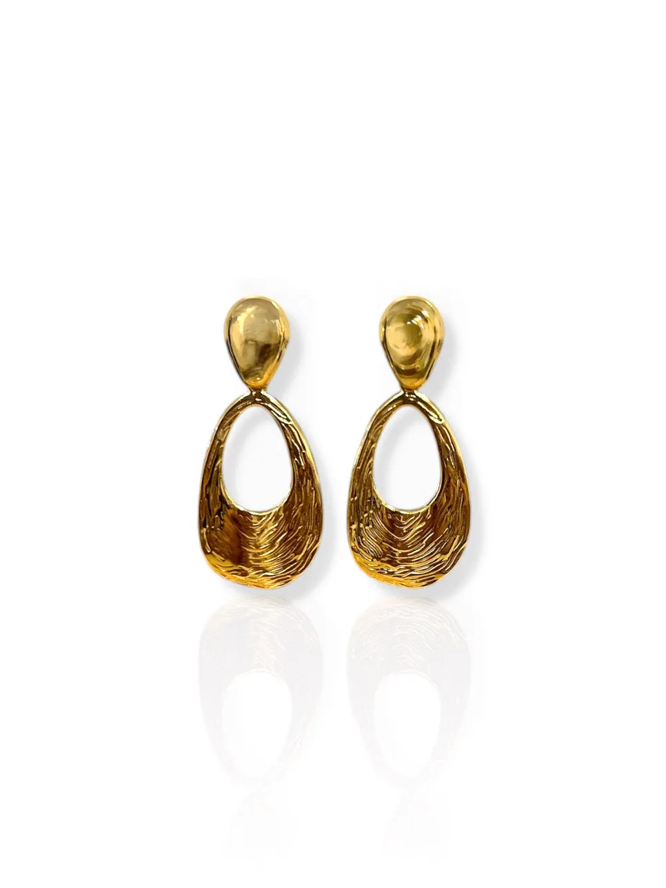 Pendientes efecto gota dorada sold by Sorellas
