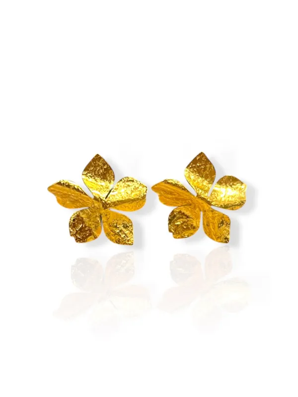 Pendientes flor relieve dorada sold by Sorellas