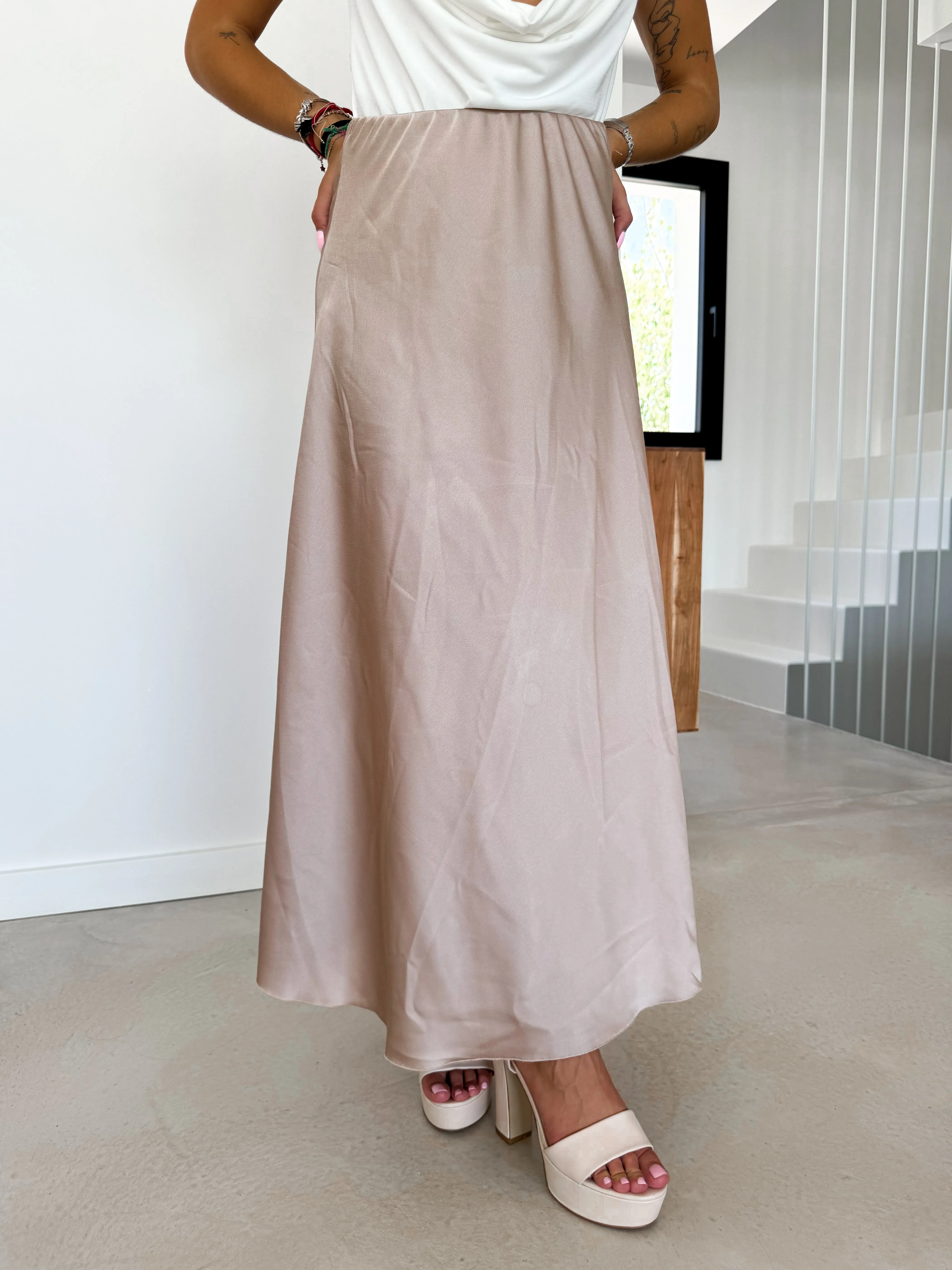 Falda midi raso beige sold by Sorellas product image thumbnail 3