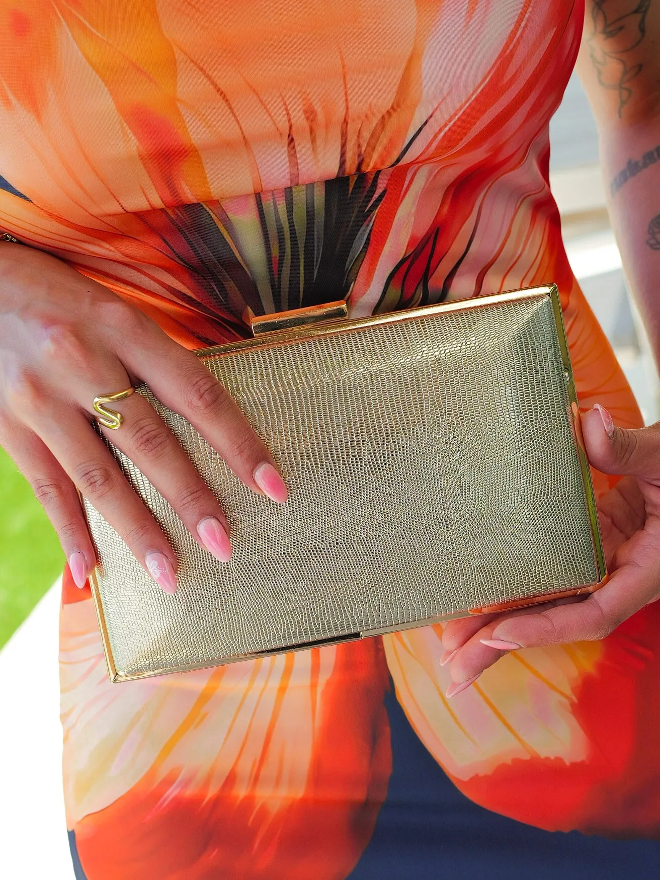 Clutch textura dorado sold by Sorellas product image thumbnail 2
