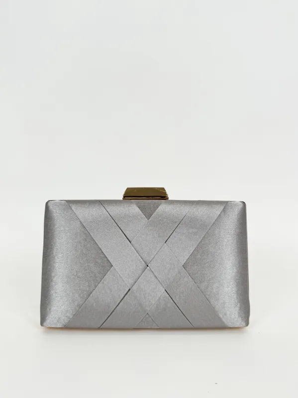 Clutch satinado plateado sold by Sorellas