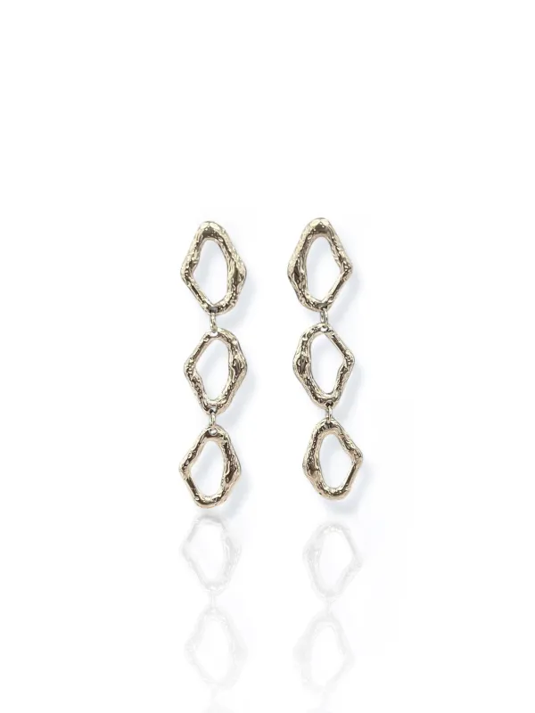 Pendientes cascada textura plateados sold by Sorellas