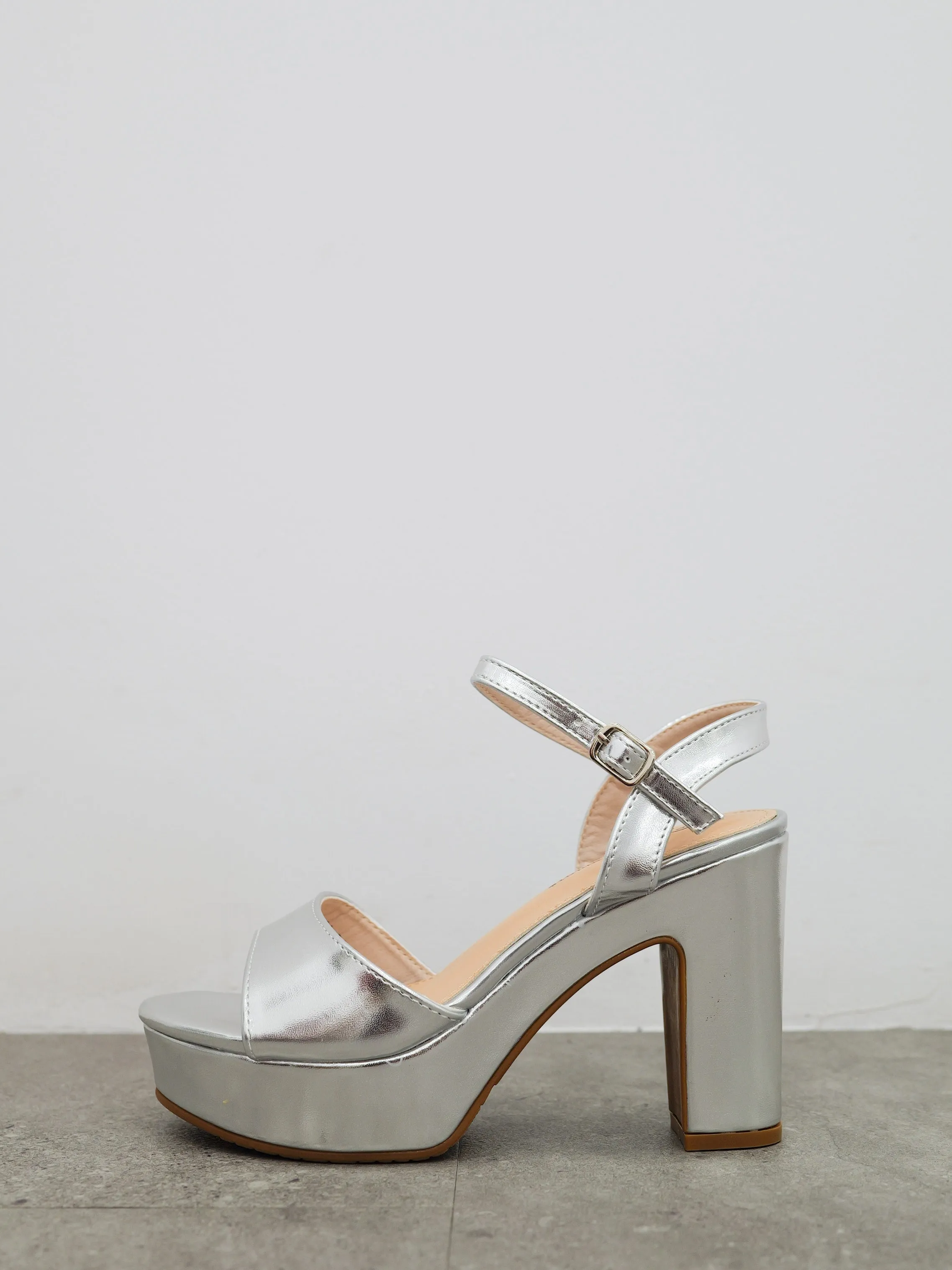 Sandalia baja plataforma plata sold by Sorellas