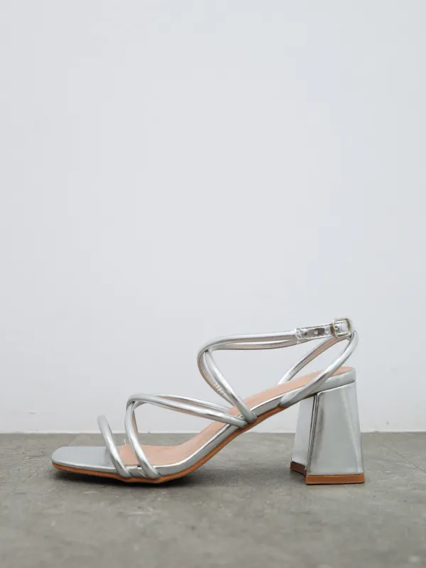 Sandalia baja entrelazado plata sold by Sorellas