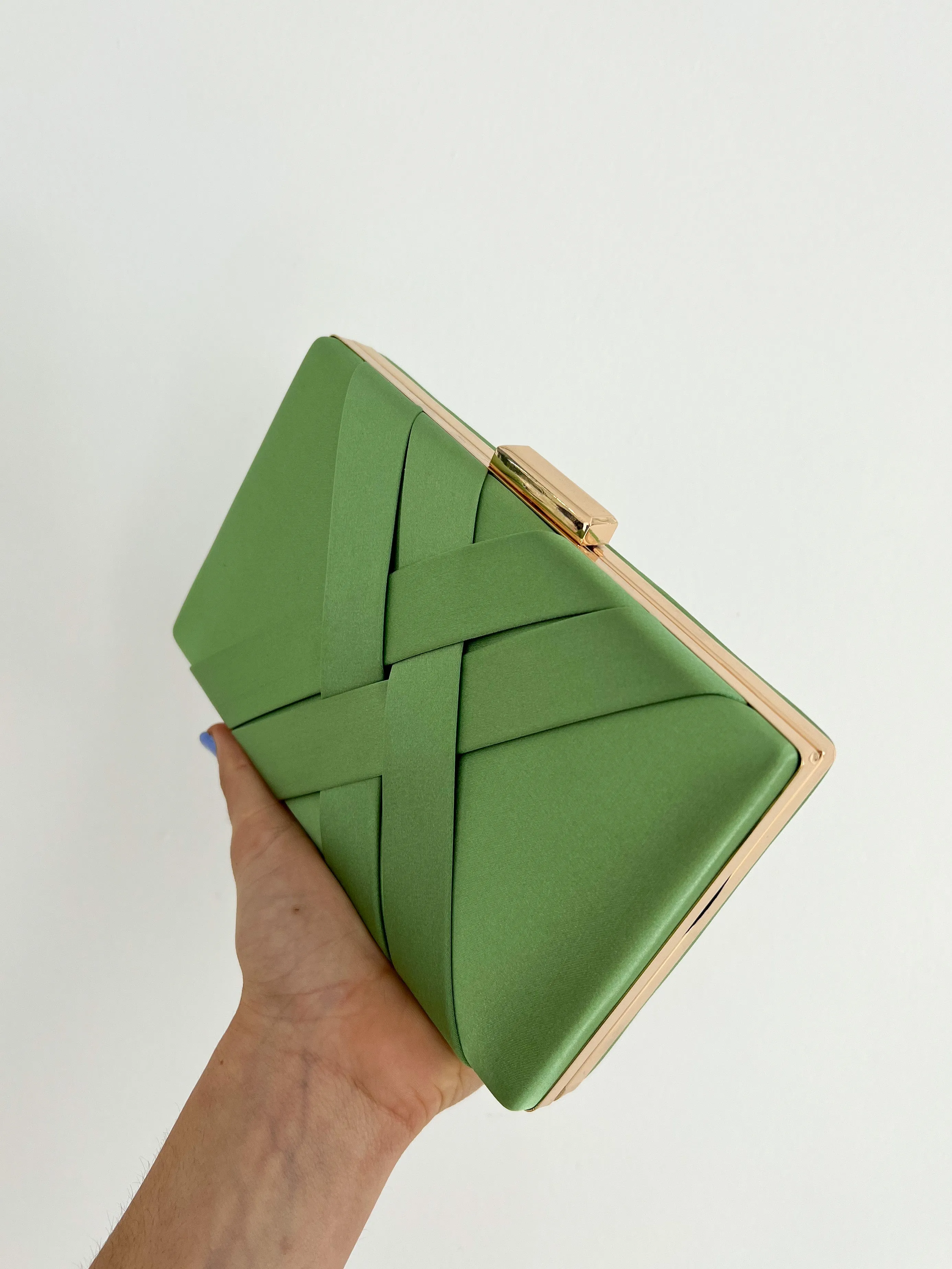 Clutch satinado verde sold by Sorellas product image thumbnail 2
