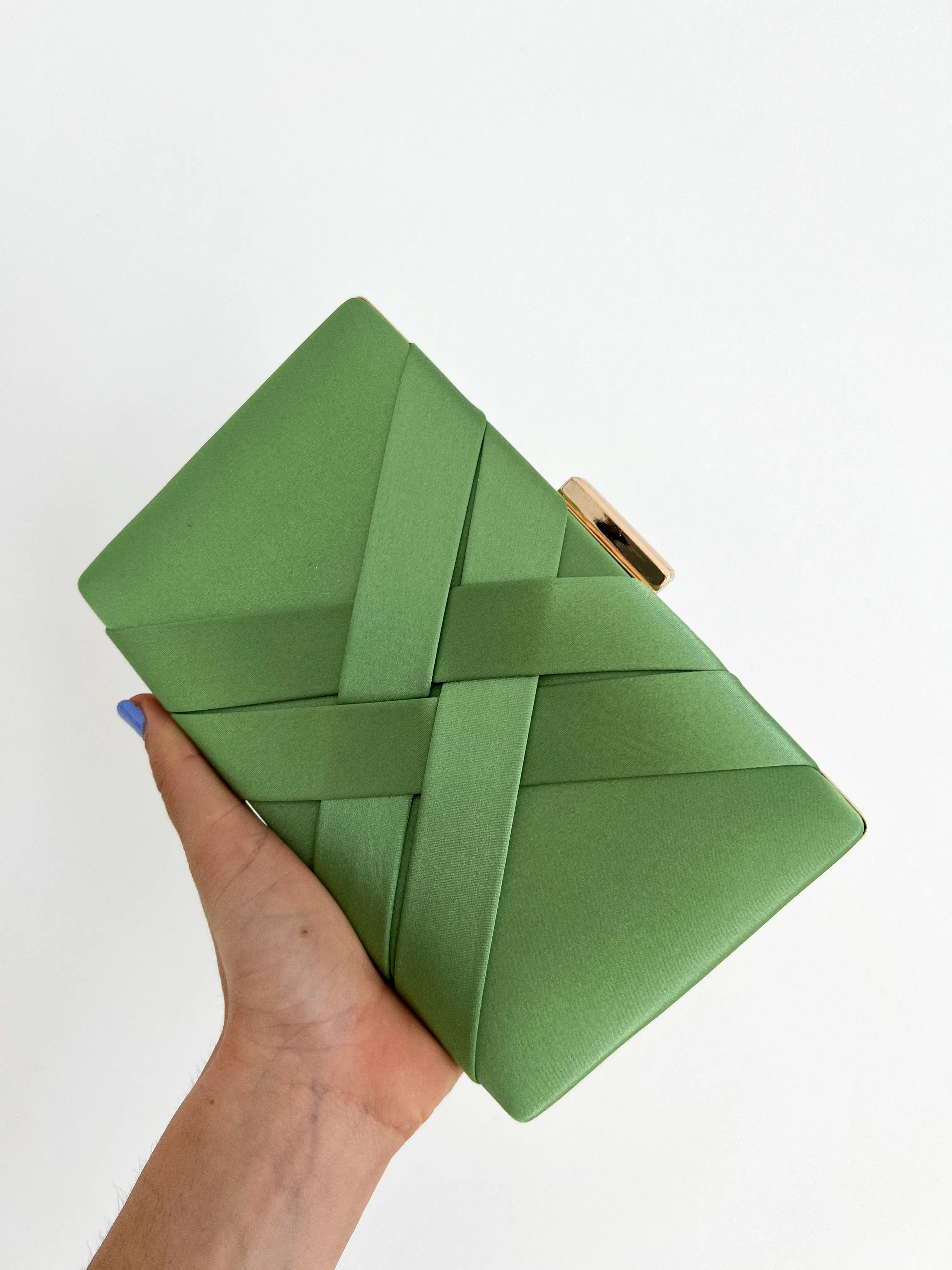 Clutch satinado verde sold by Sorellas