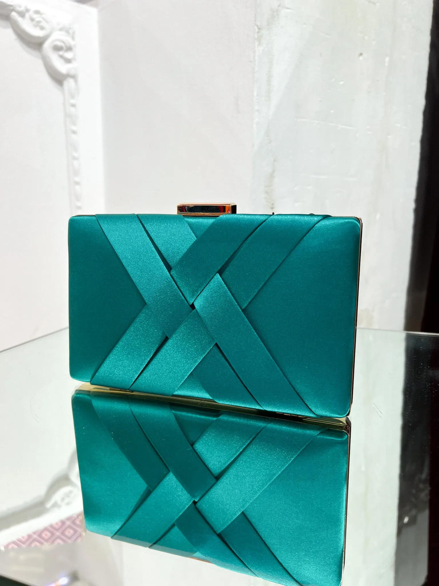 Clutch satinado petróleo sold by Sorellas product image thumbnail 2