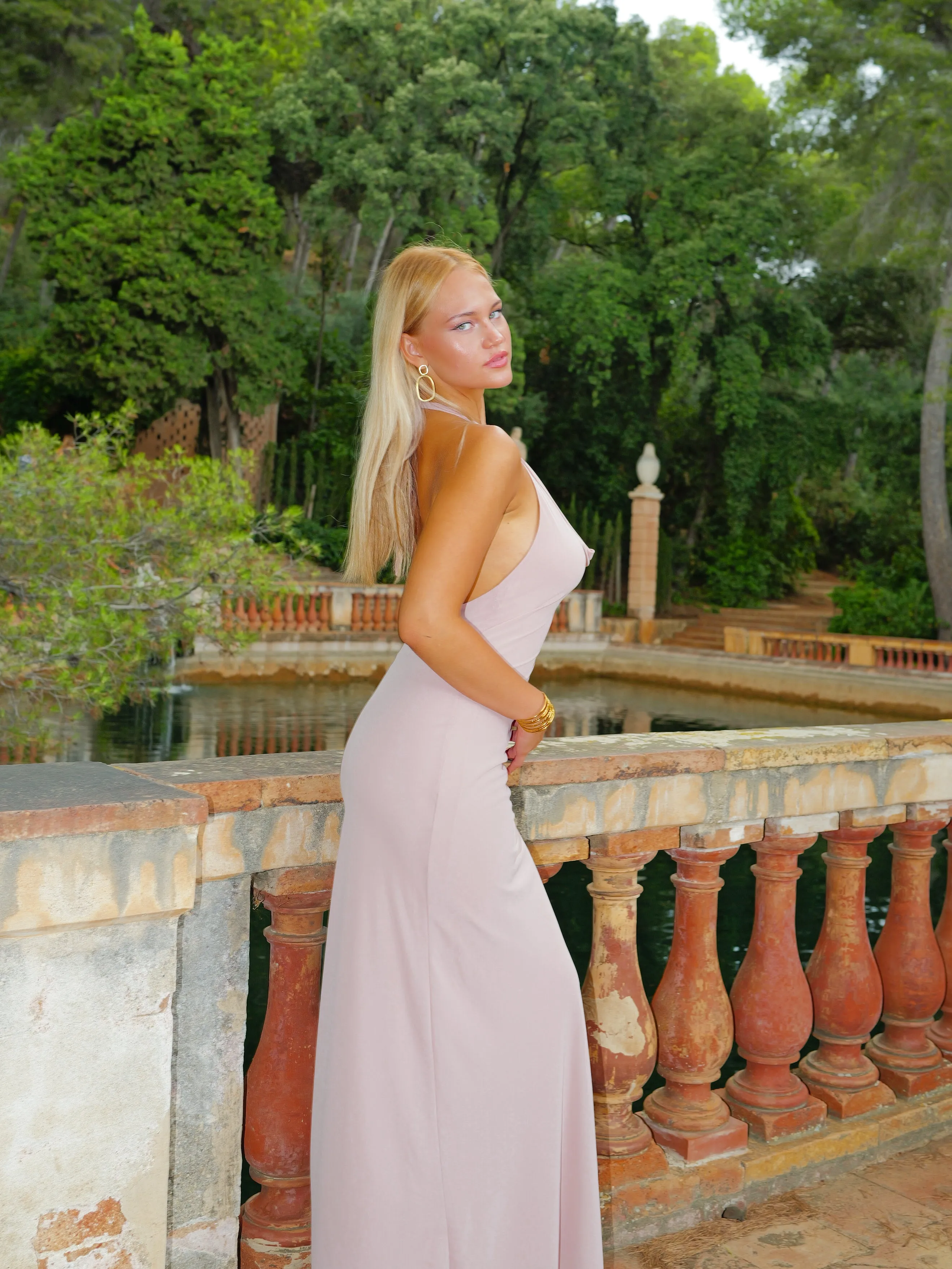 Vestido cascada espalda gasa rosa sold by Sorellas product image thumbnail 3
