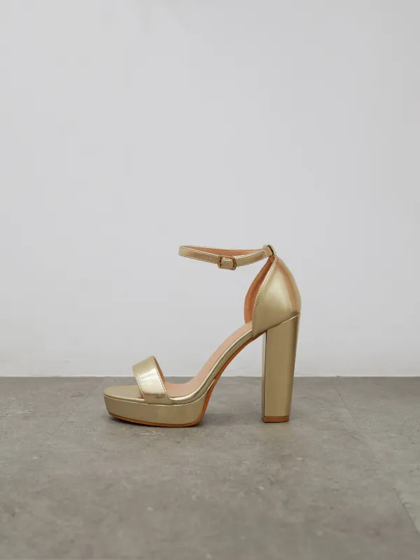 Sandalia plataforma talón dorado sold by Sorellas