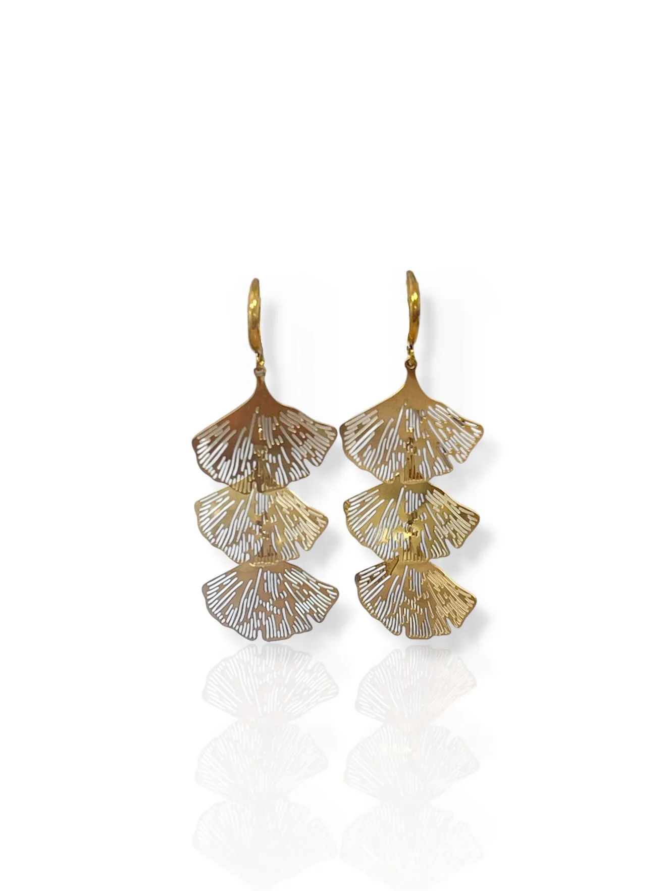 Pendientes cascada pétalos dorados sold by Sorellas