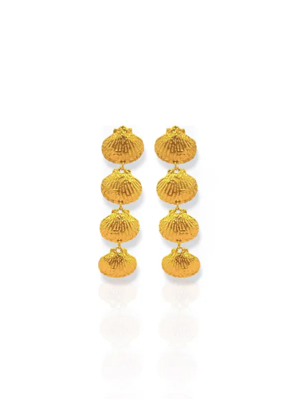 Pendientes cascada conchas doradas sold by Sorellas