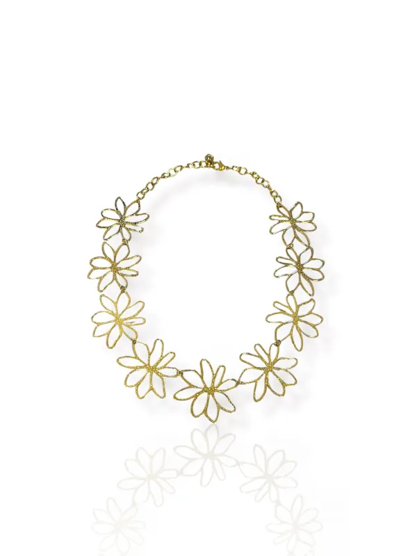 Colgante flores picadas dorado sold by Sorellas