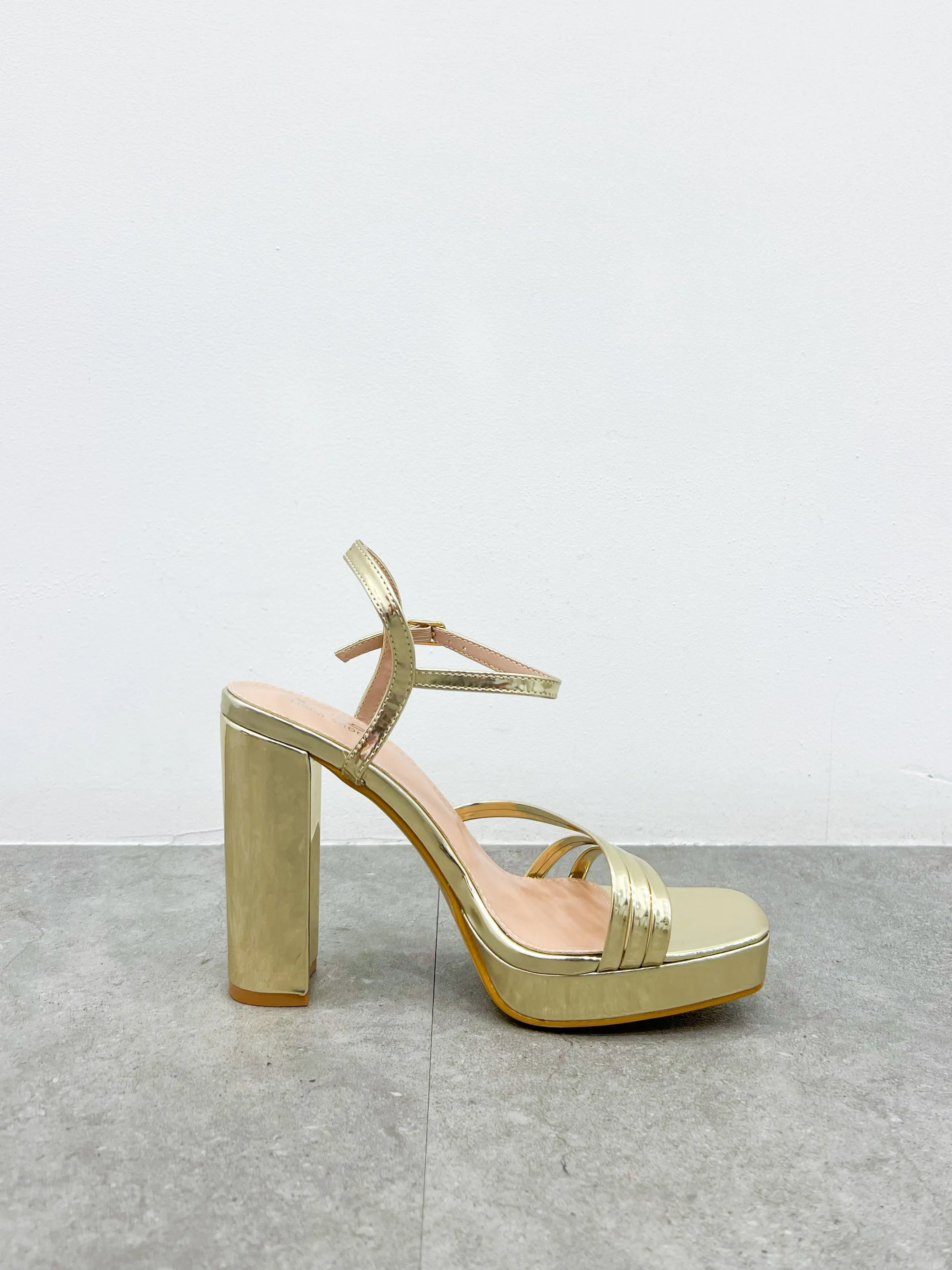 Sandalia tacón bandas finas dorada sold by Sorellas product image thumbnail 4