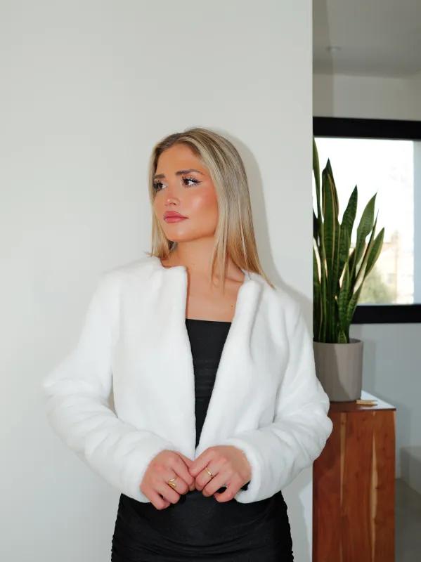 Chaqueta crop pelo blanco sold by Sorellas