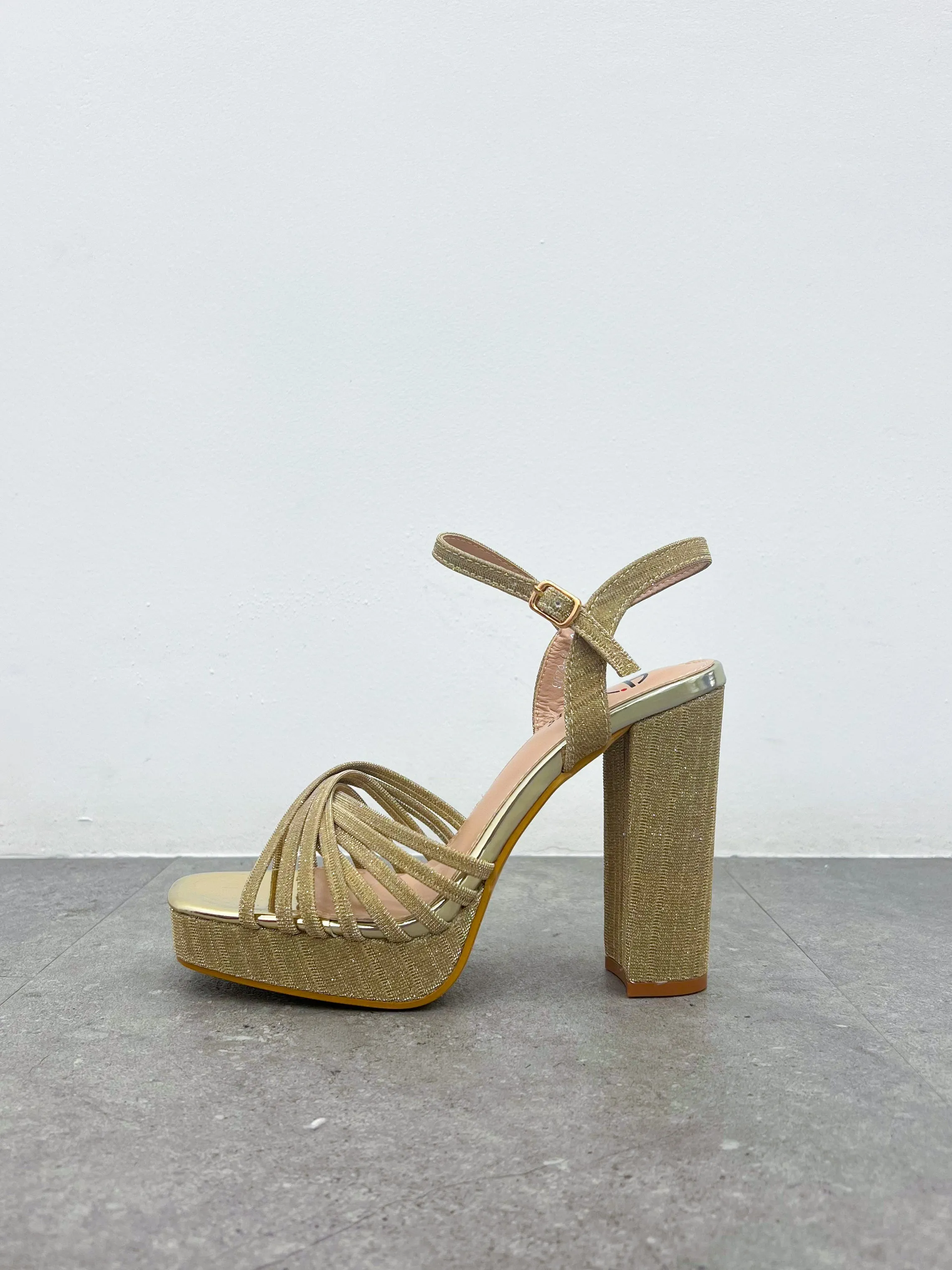 Sandalia entrelazado brillos dorado sold by Sorellas