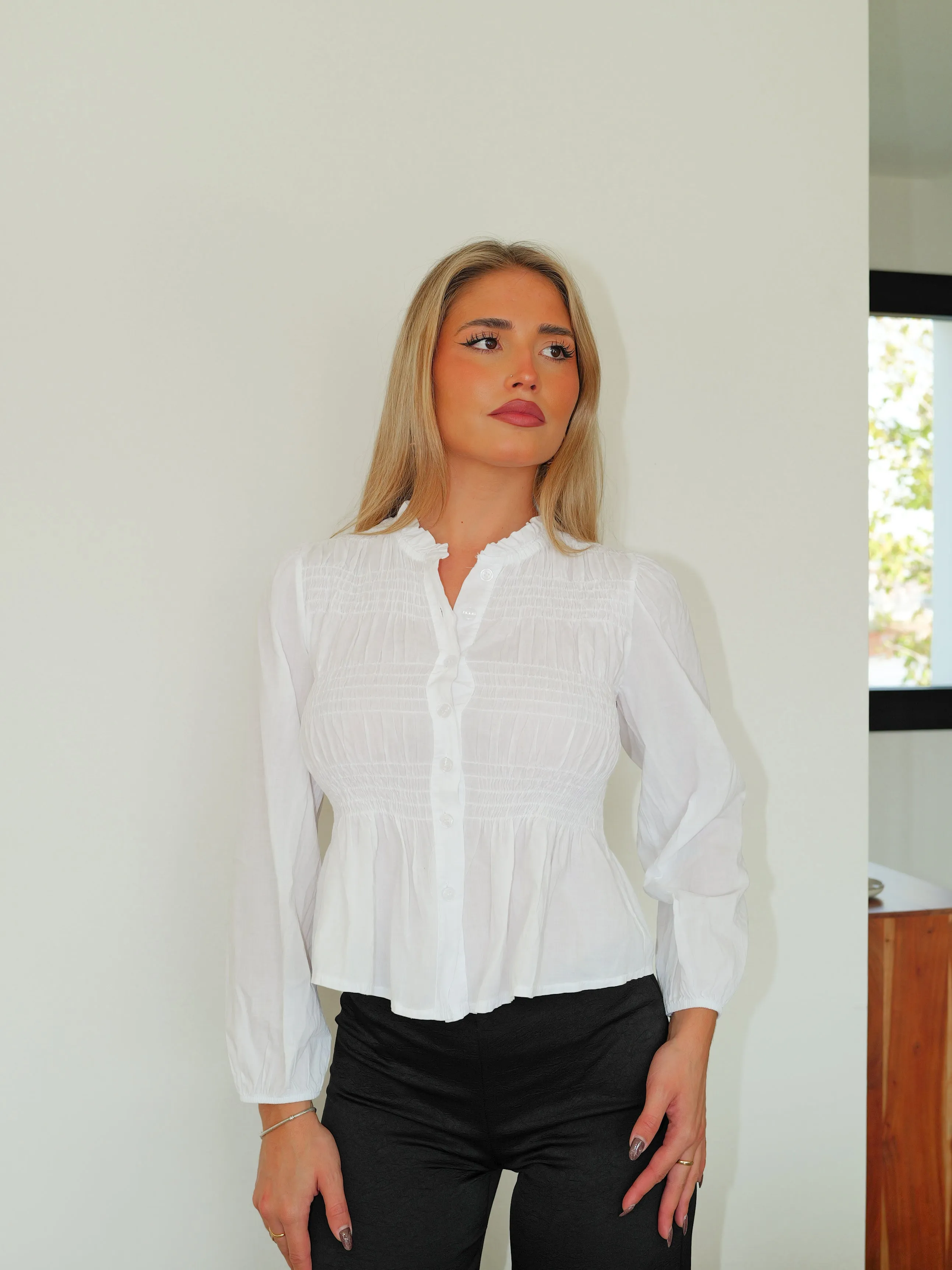 Camisa cuello volantito blanco sold by Sorellas