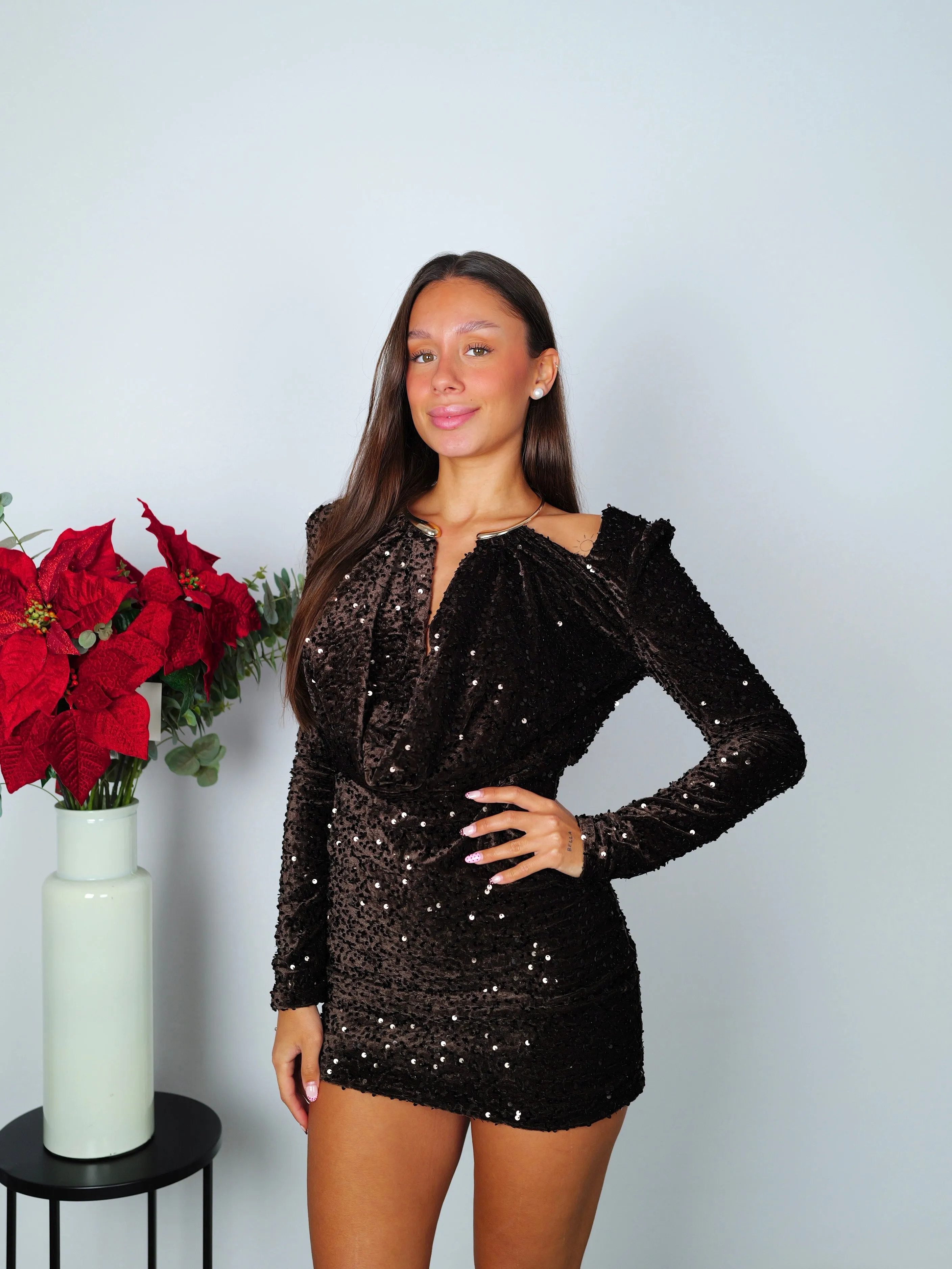 Vestido velvet lentejuelas choker dorado chocolate sold by Sorellas