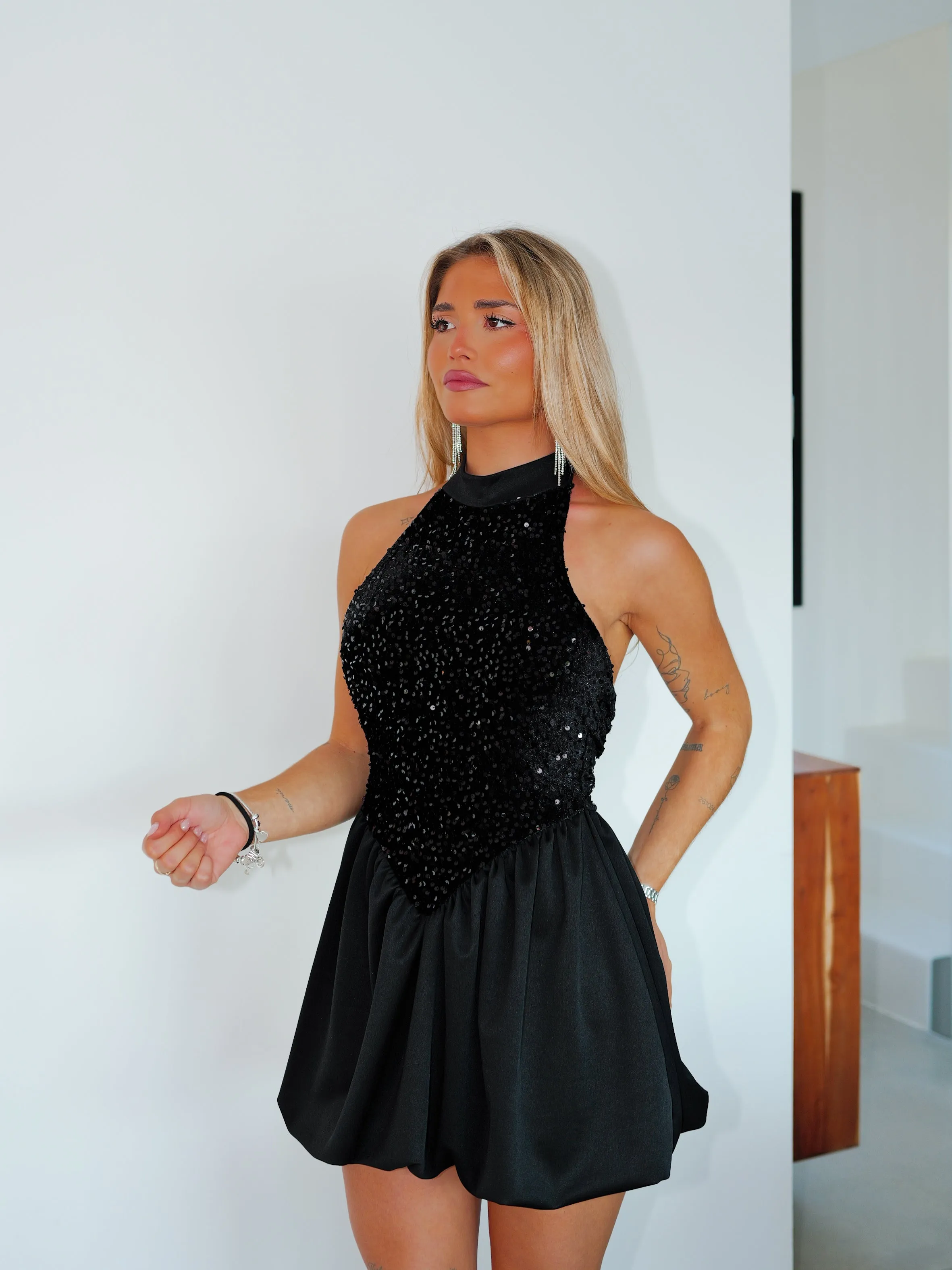 Vestido mini pomposo cuello halter negro sold by Sorellas product image thumbnail 2