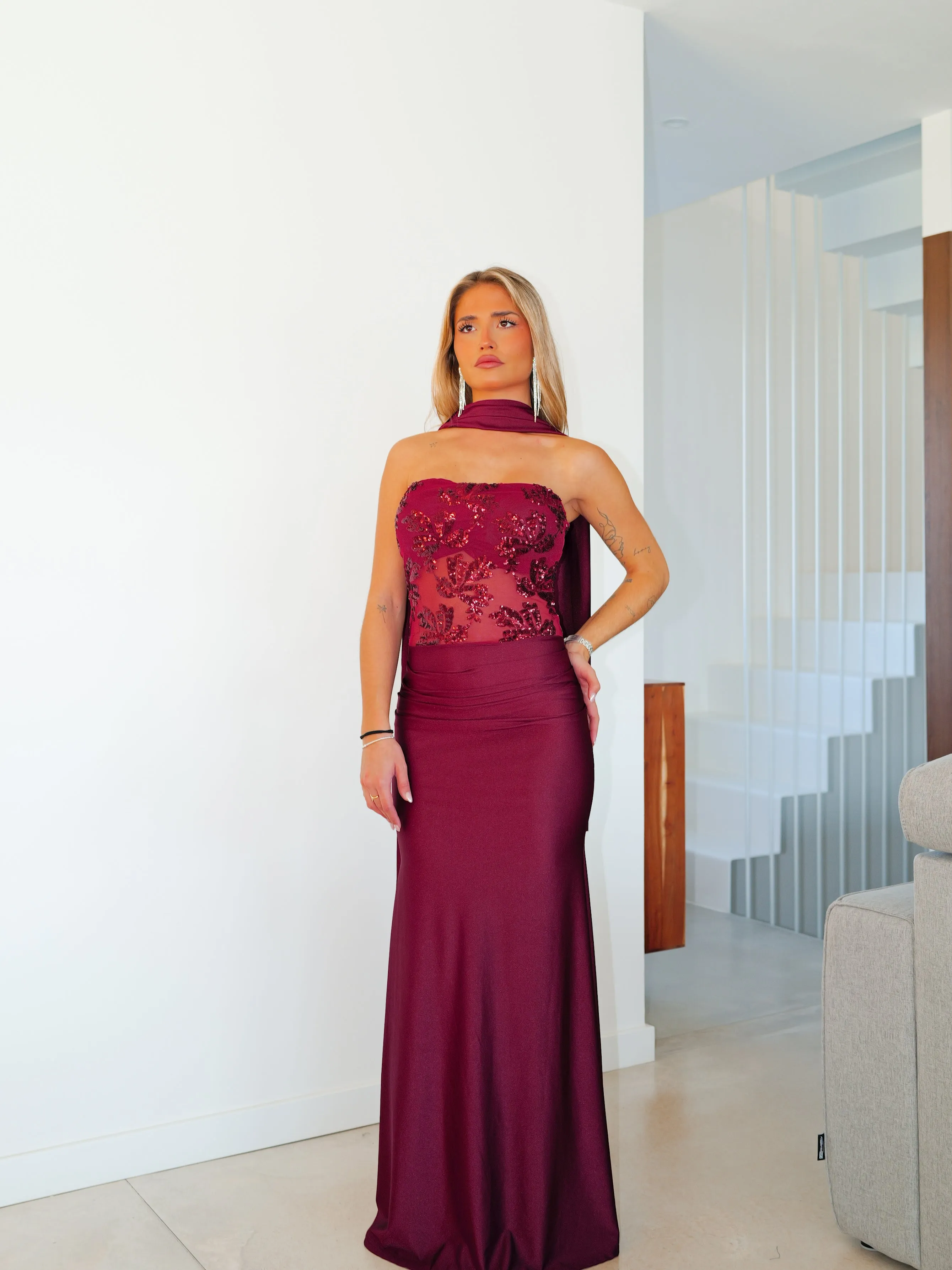 Vestido largo detalles choker palabra burdeos sold by Sorellas