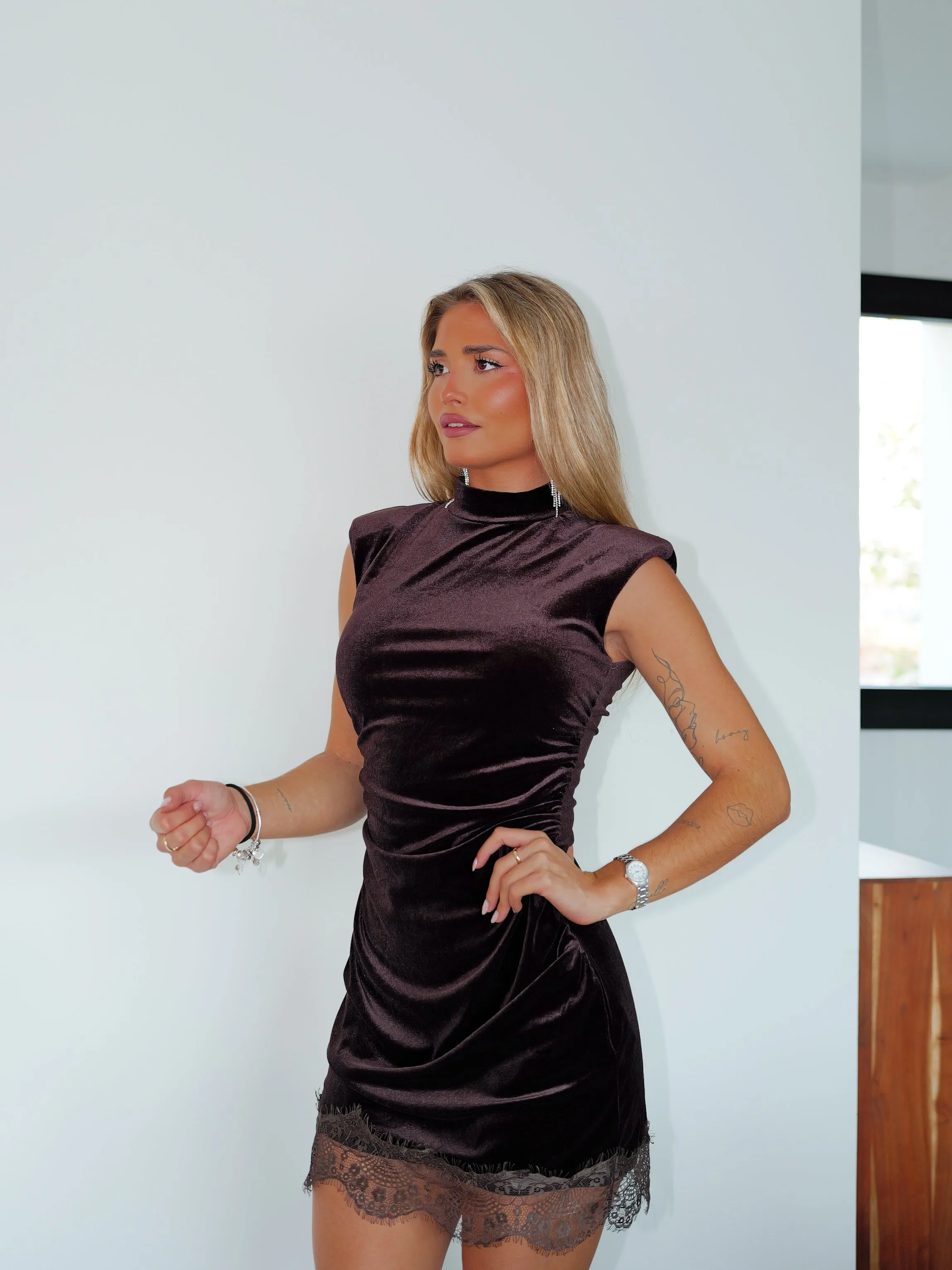 Vestido mini velvet bajo lencero chocolate sold by Sorellas