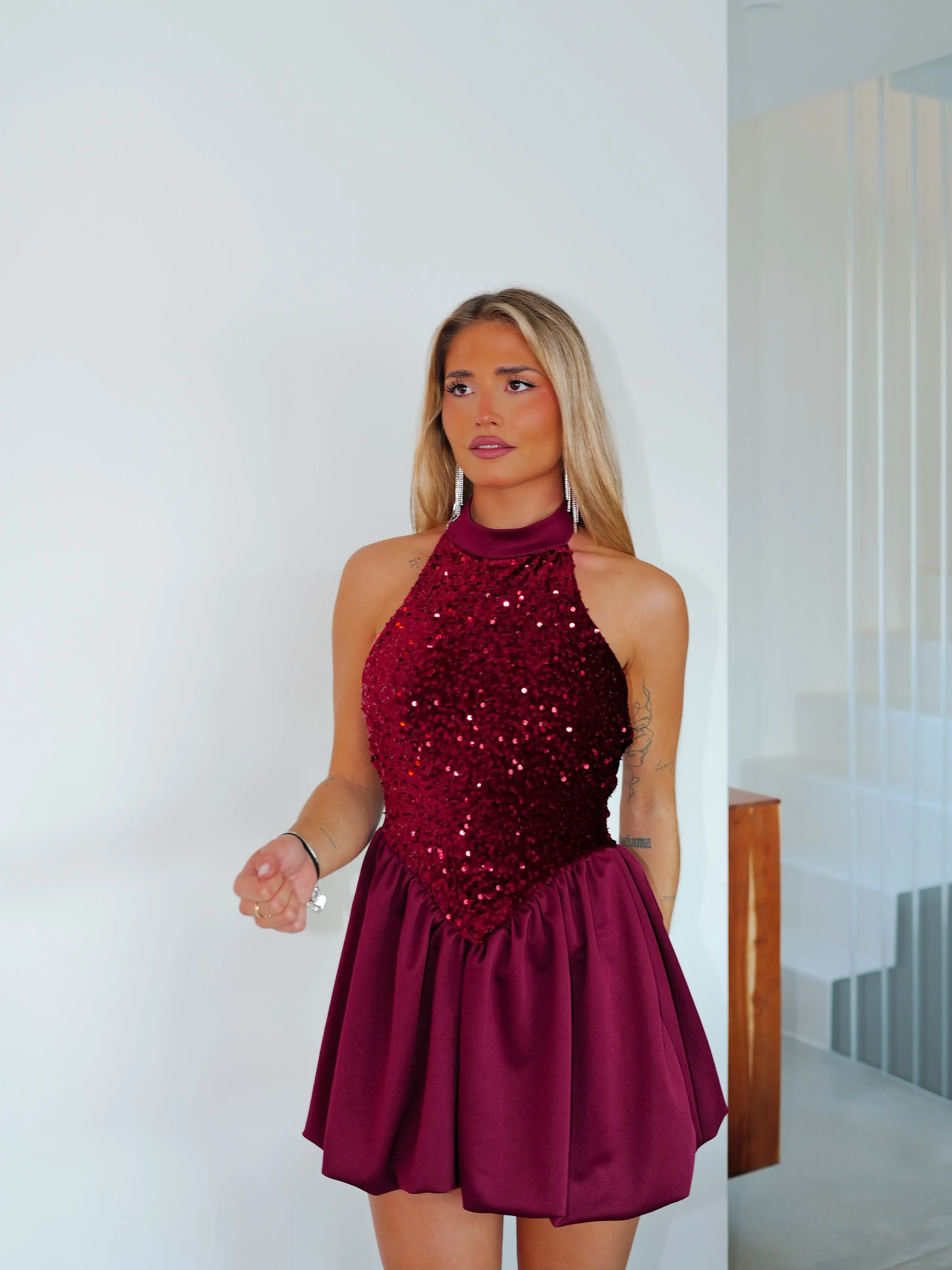 Vestido mini pomposo cuello halter burdeos sold by Sorellas